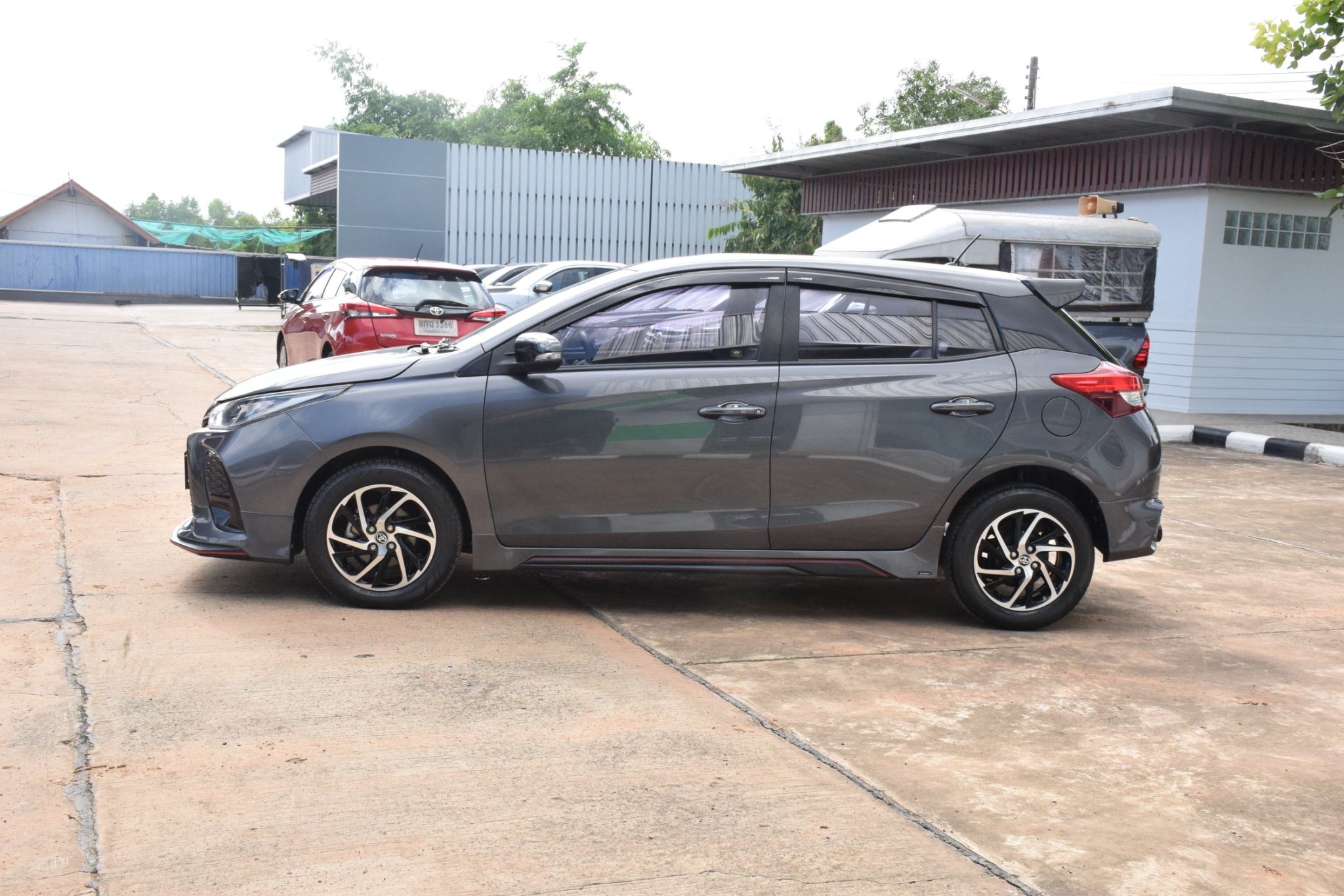 Car image 12