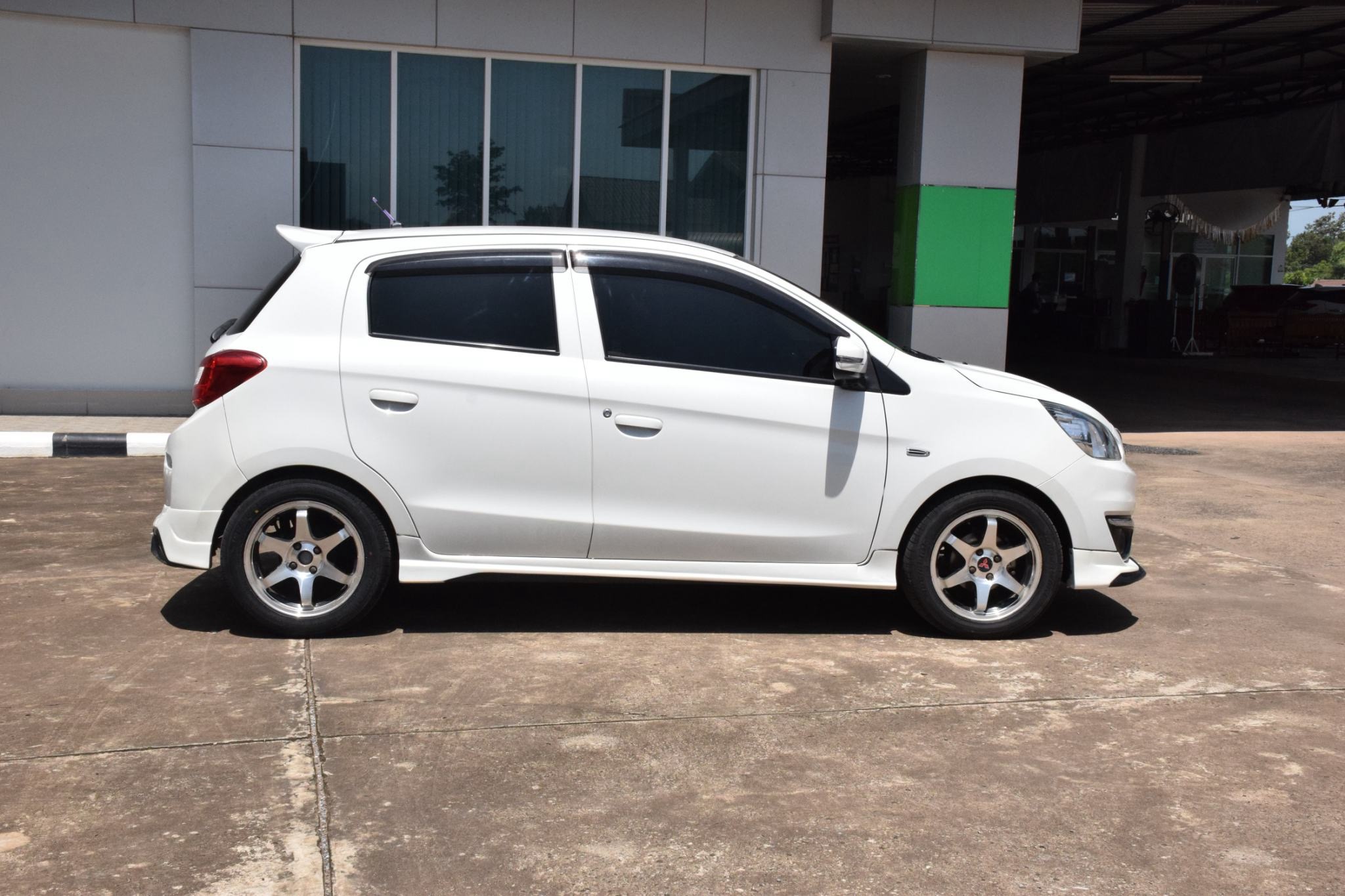 Car image 11