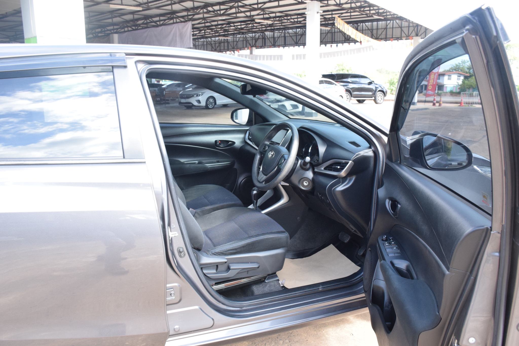 Car image 14