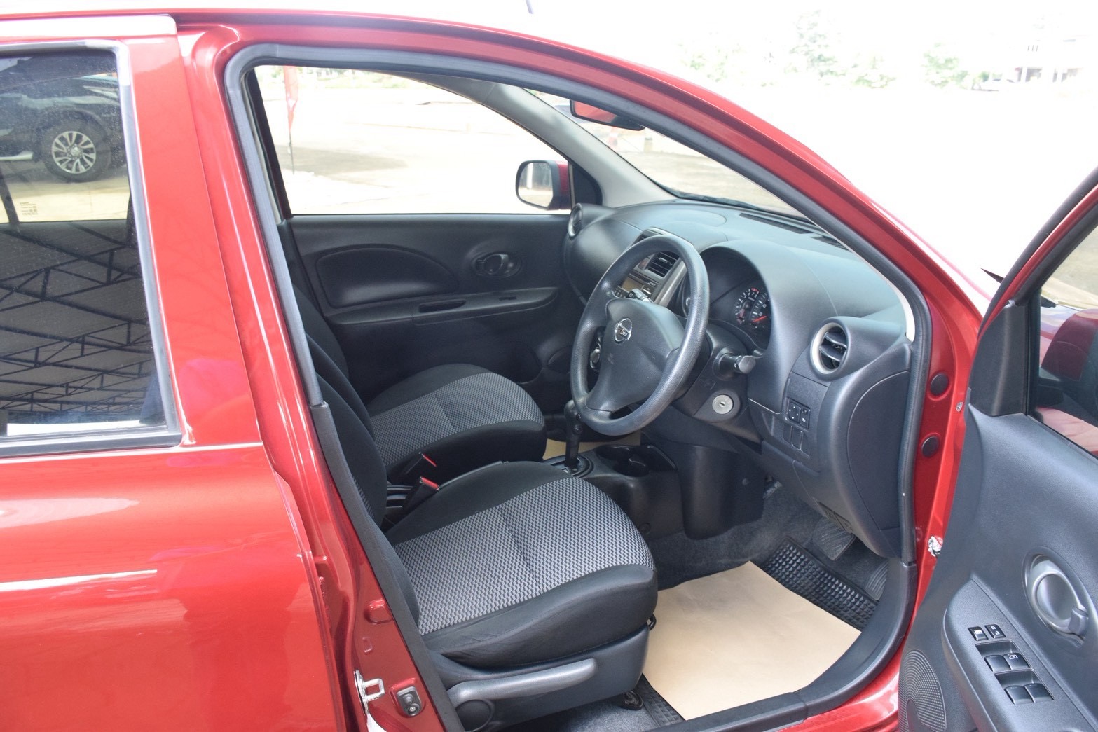 Car image 14