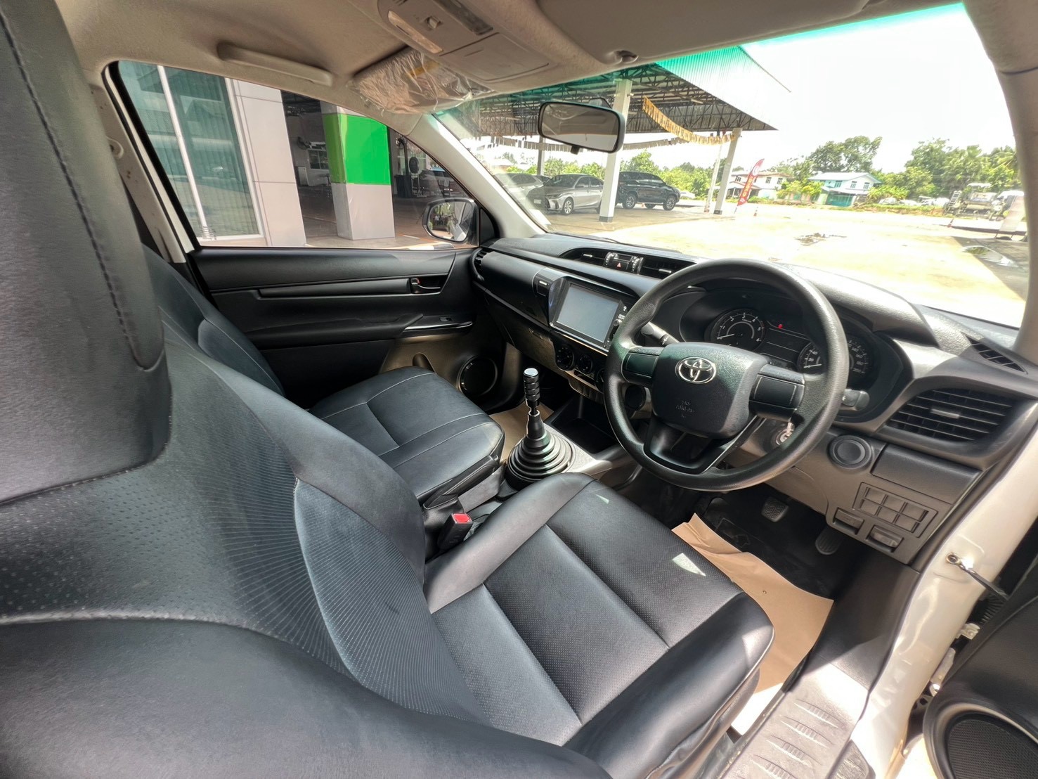 Car image 14