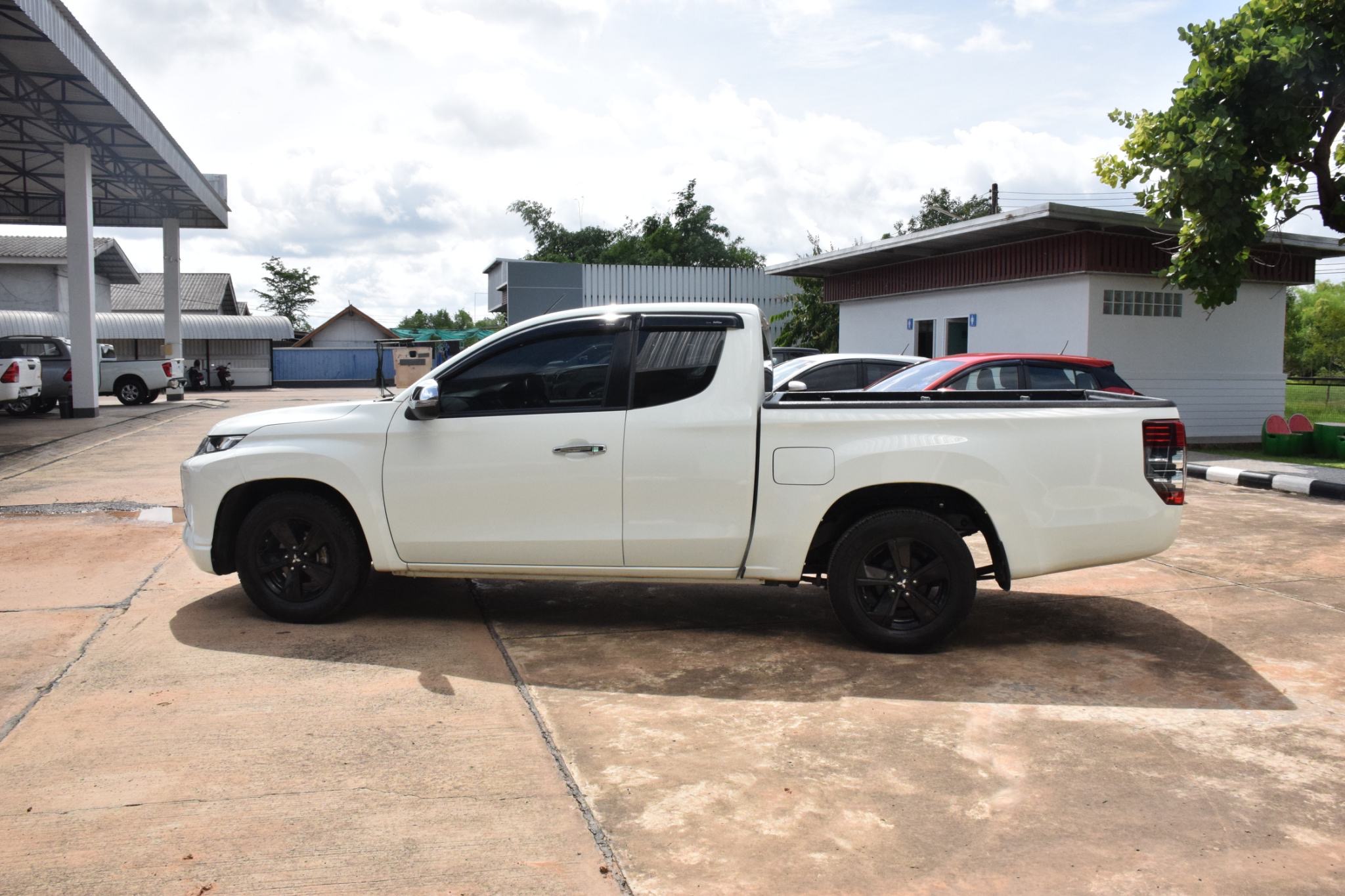 Car image 12