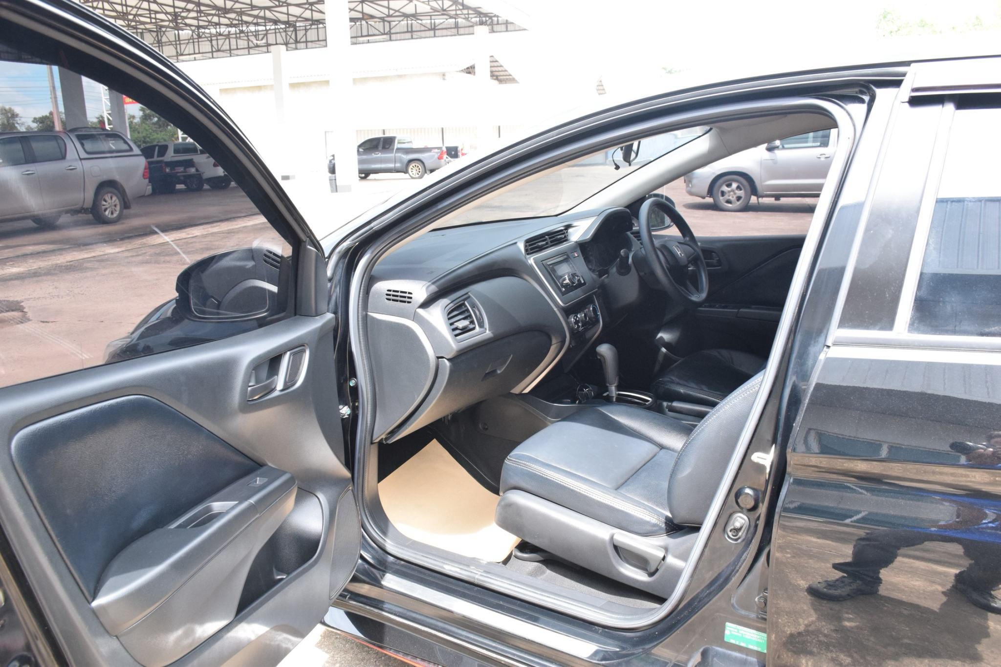 Car image 15