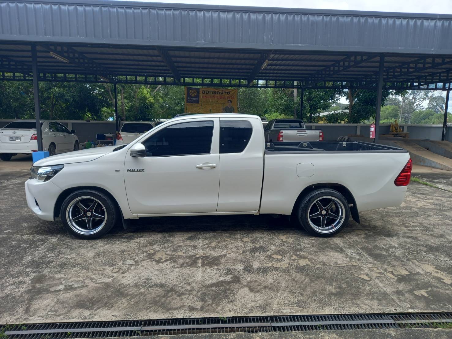 Car image 12