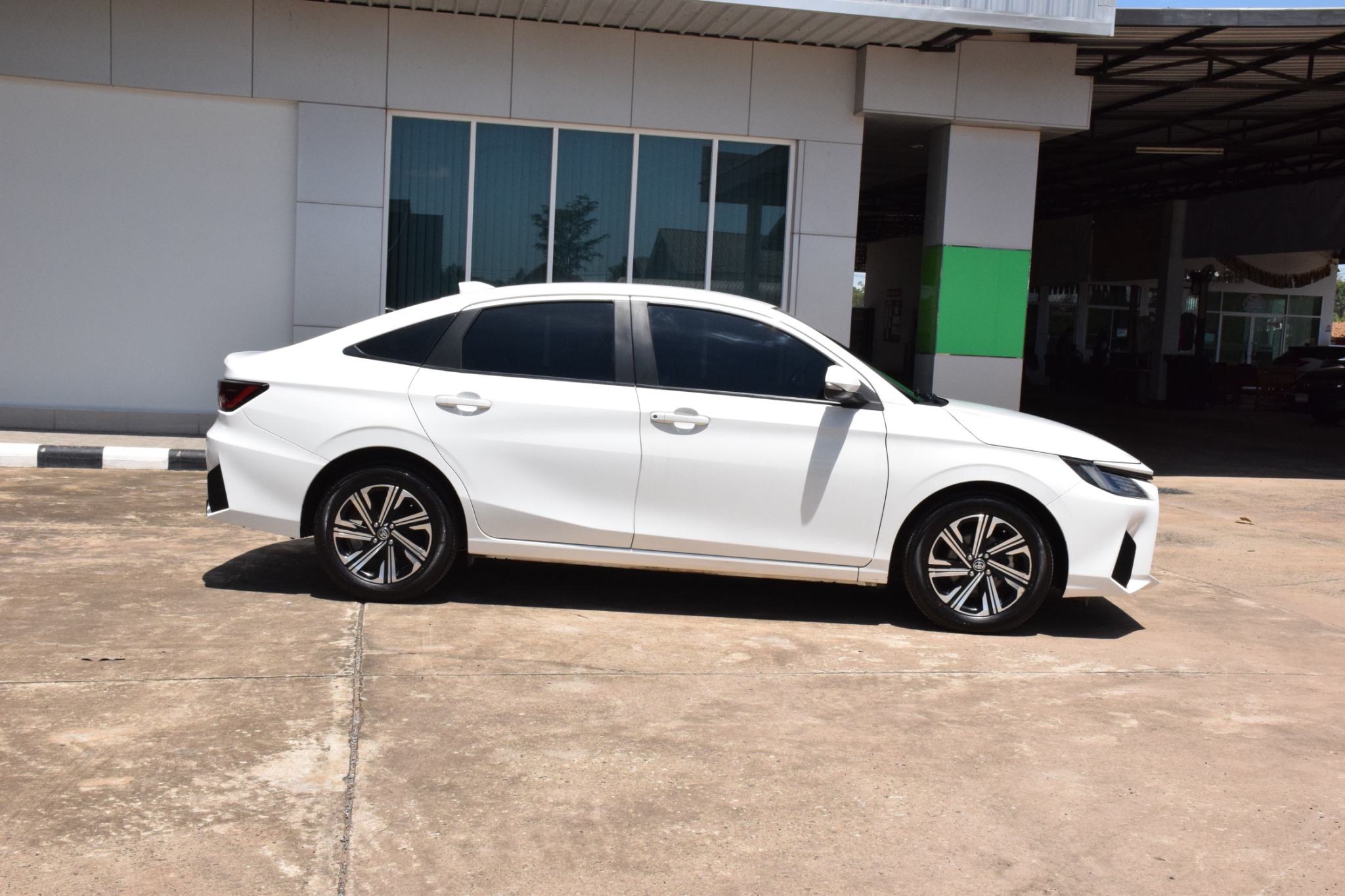 Car image 11