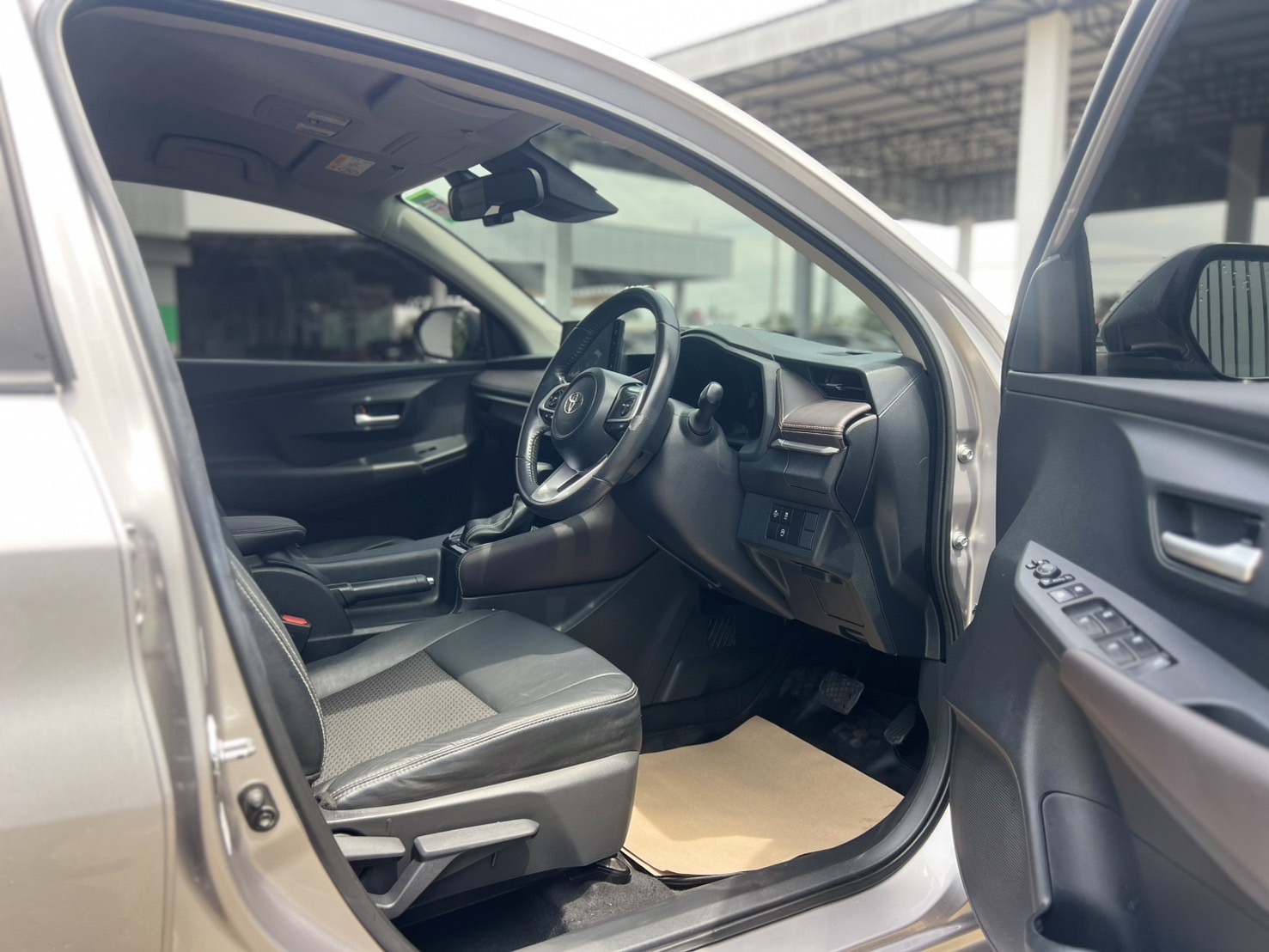 Car image 13