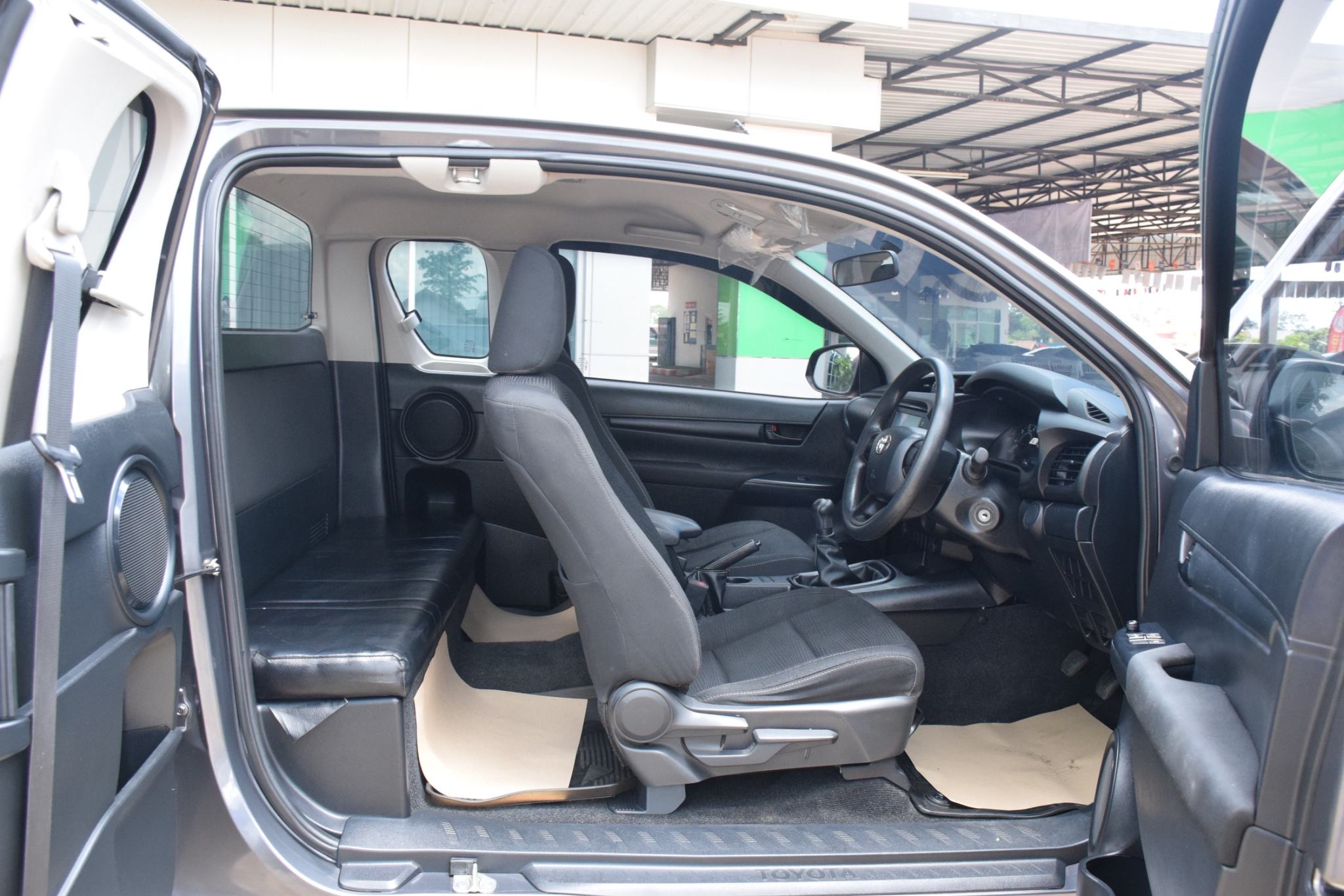 Car image 14
