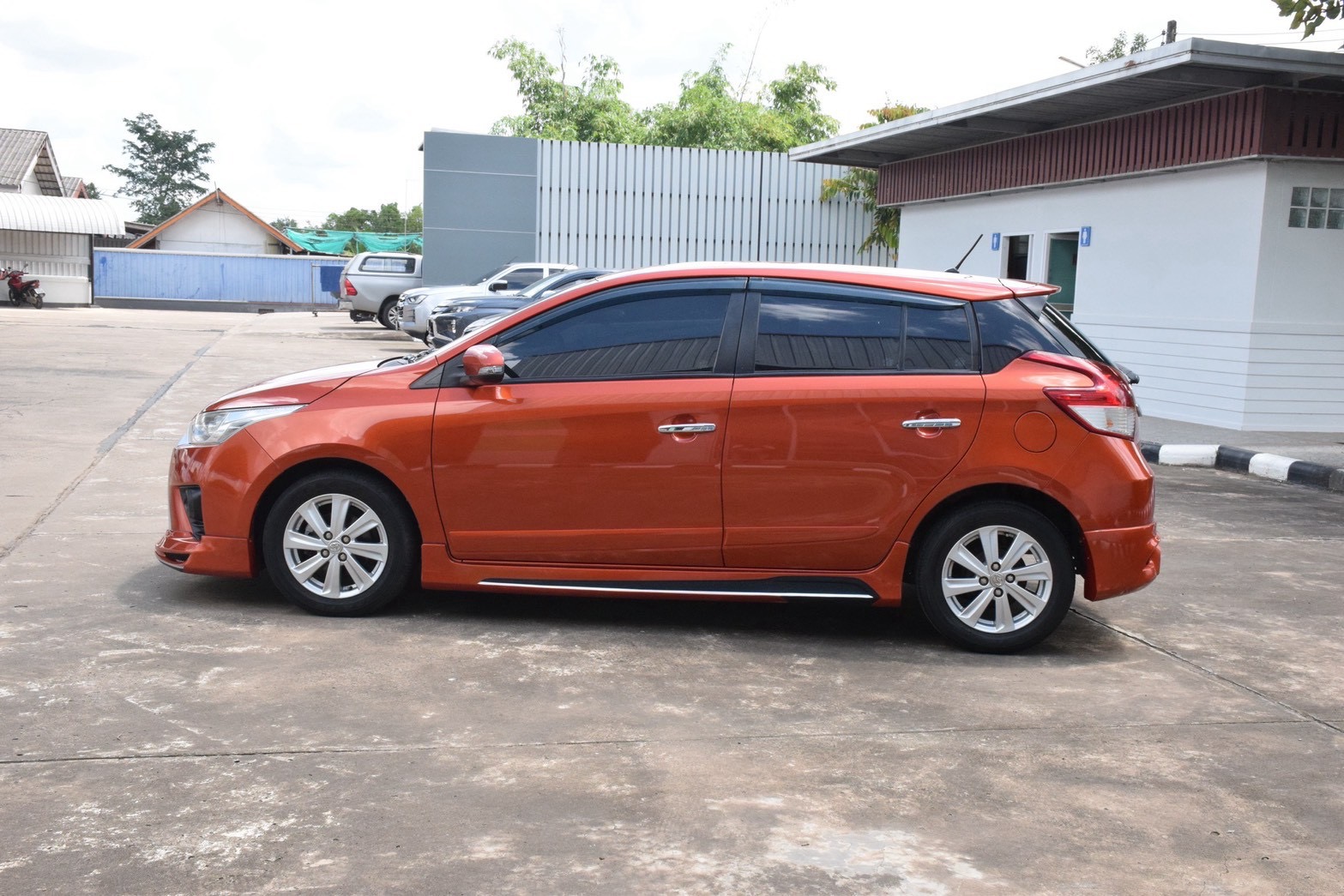 Car image 12