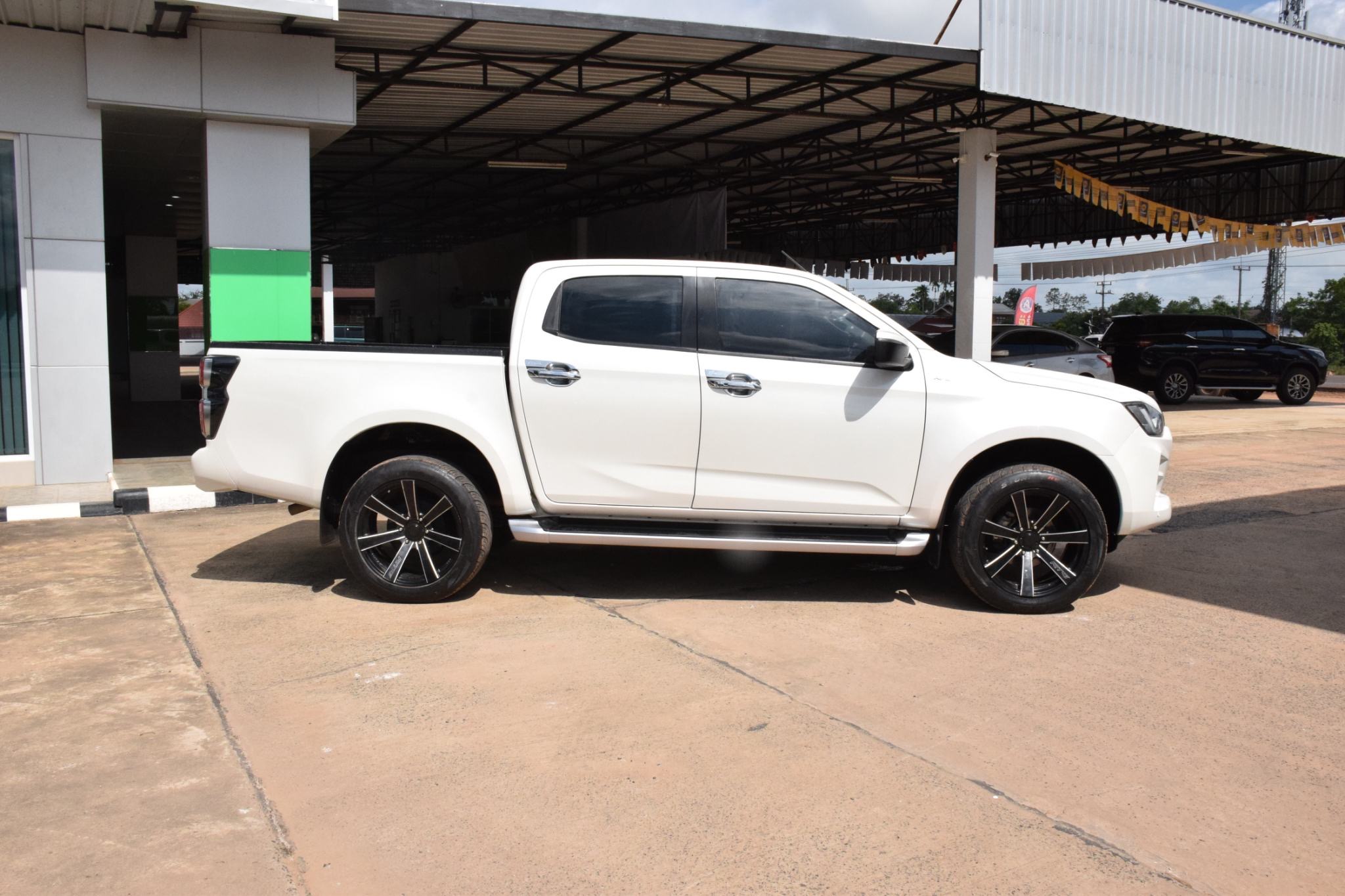 Car image 11
