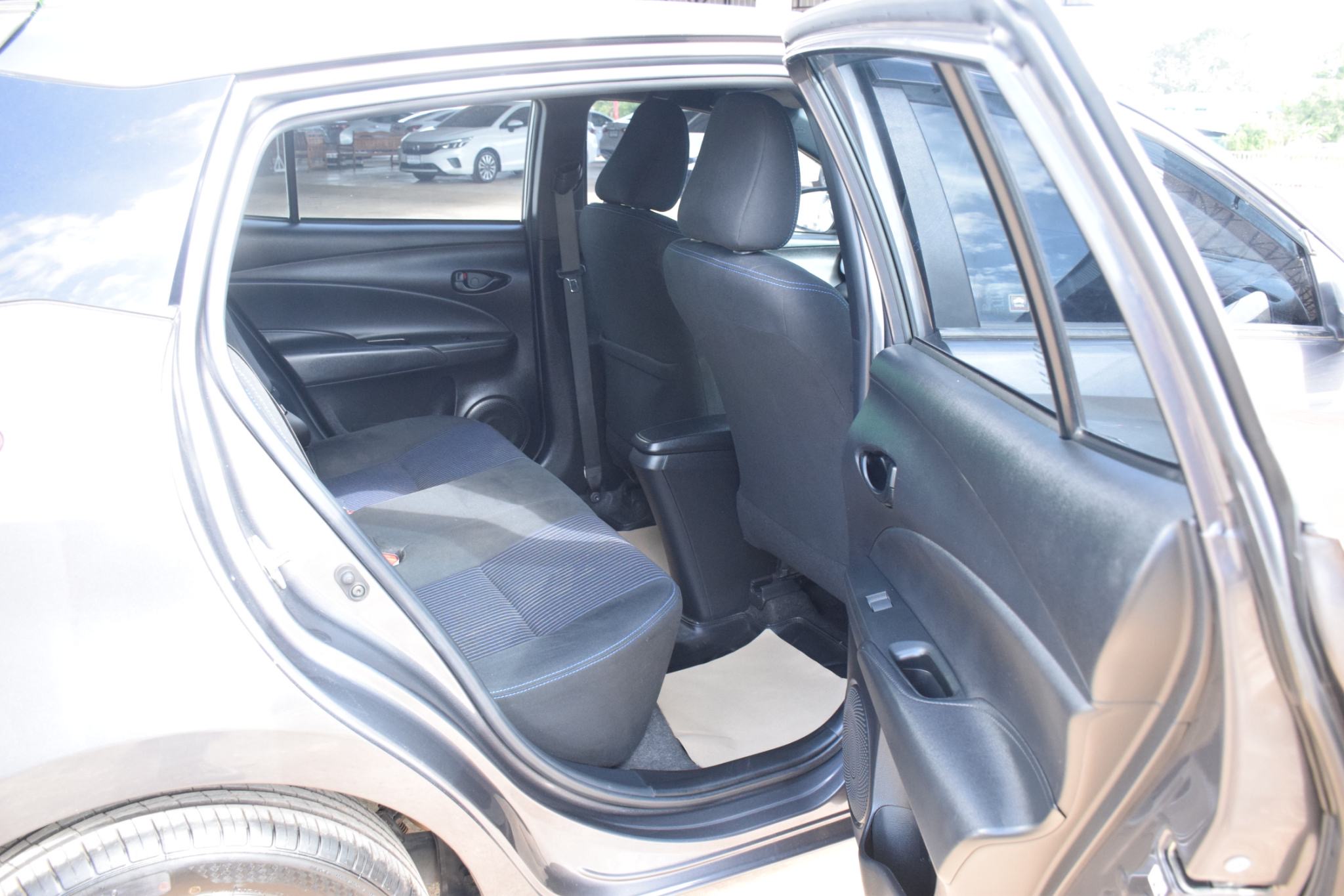 Car image 15