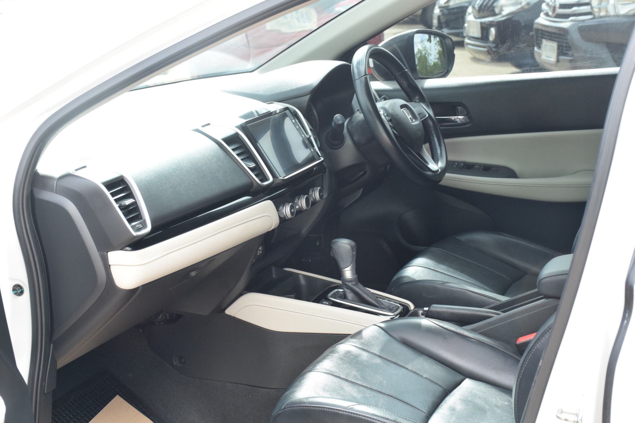 Car image 16