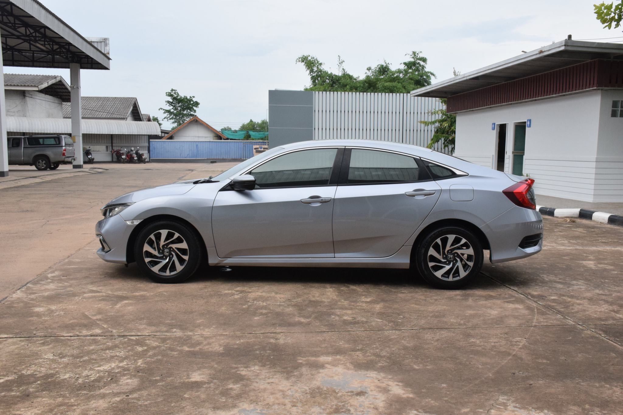 Car image 12