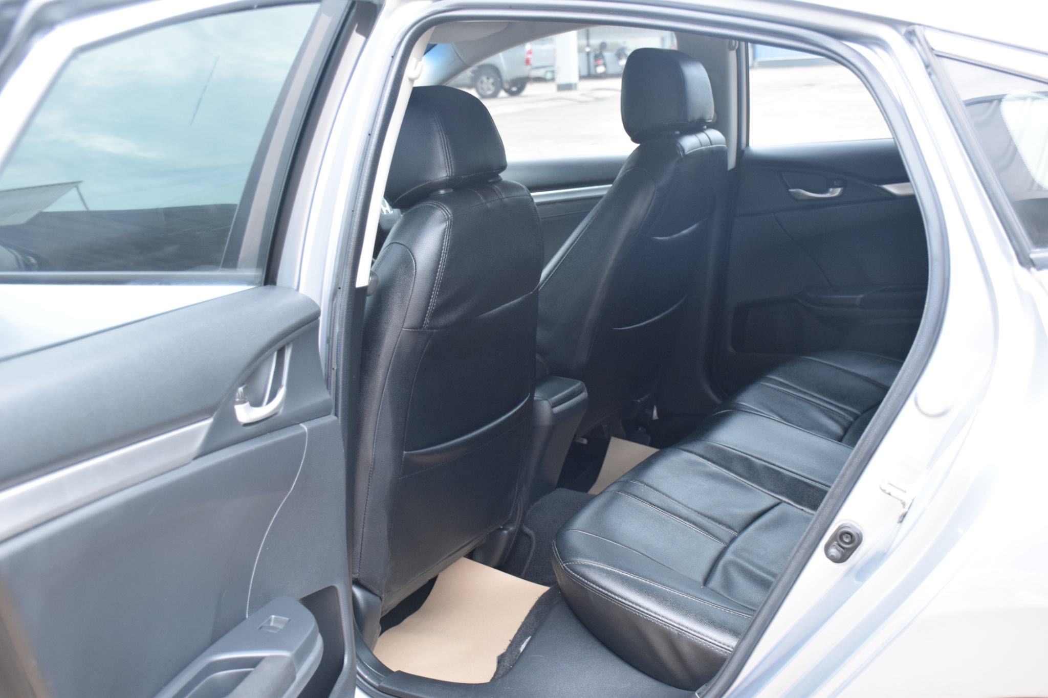 Car image 17