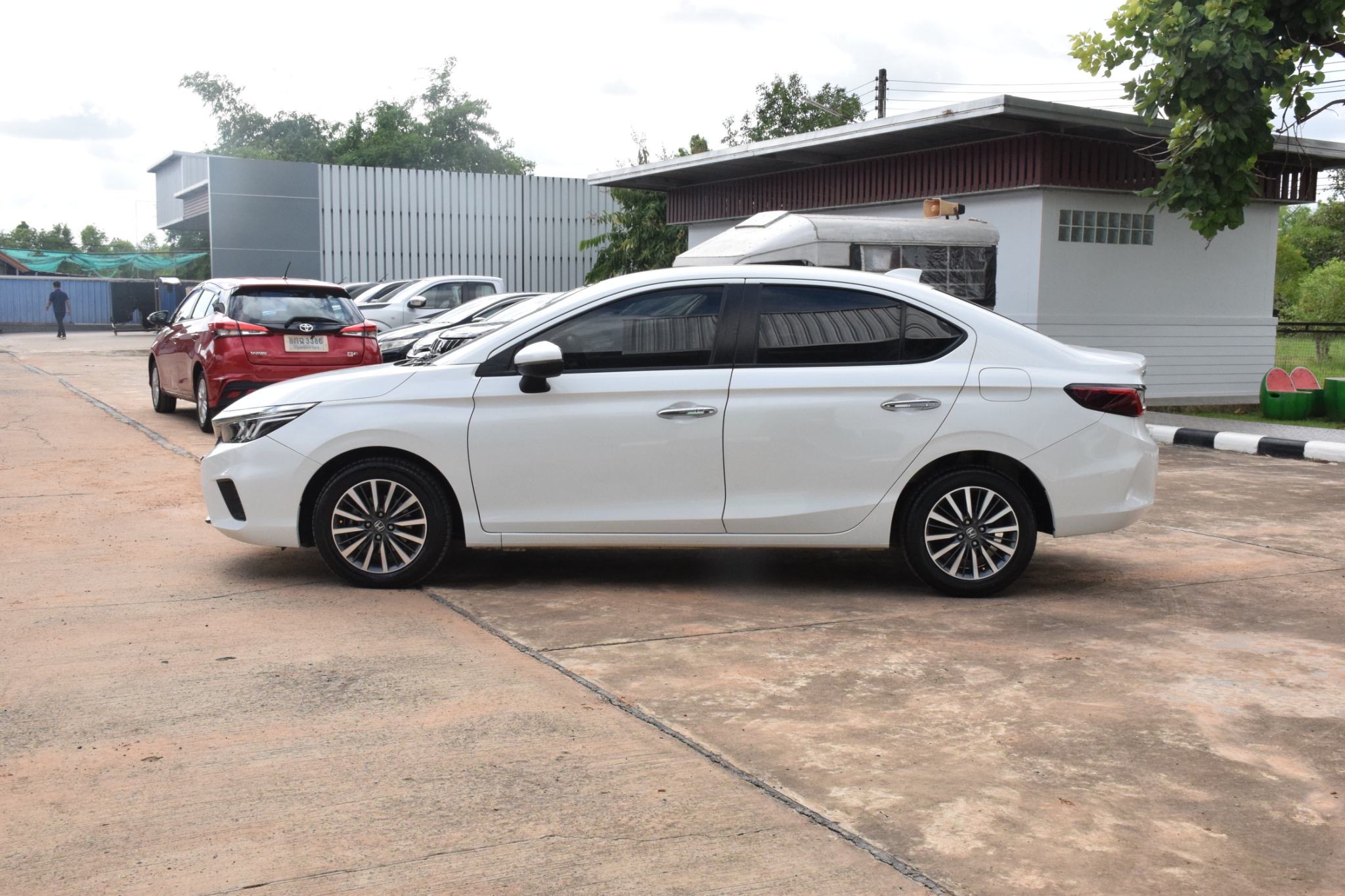 Car image 12
