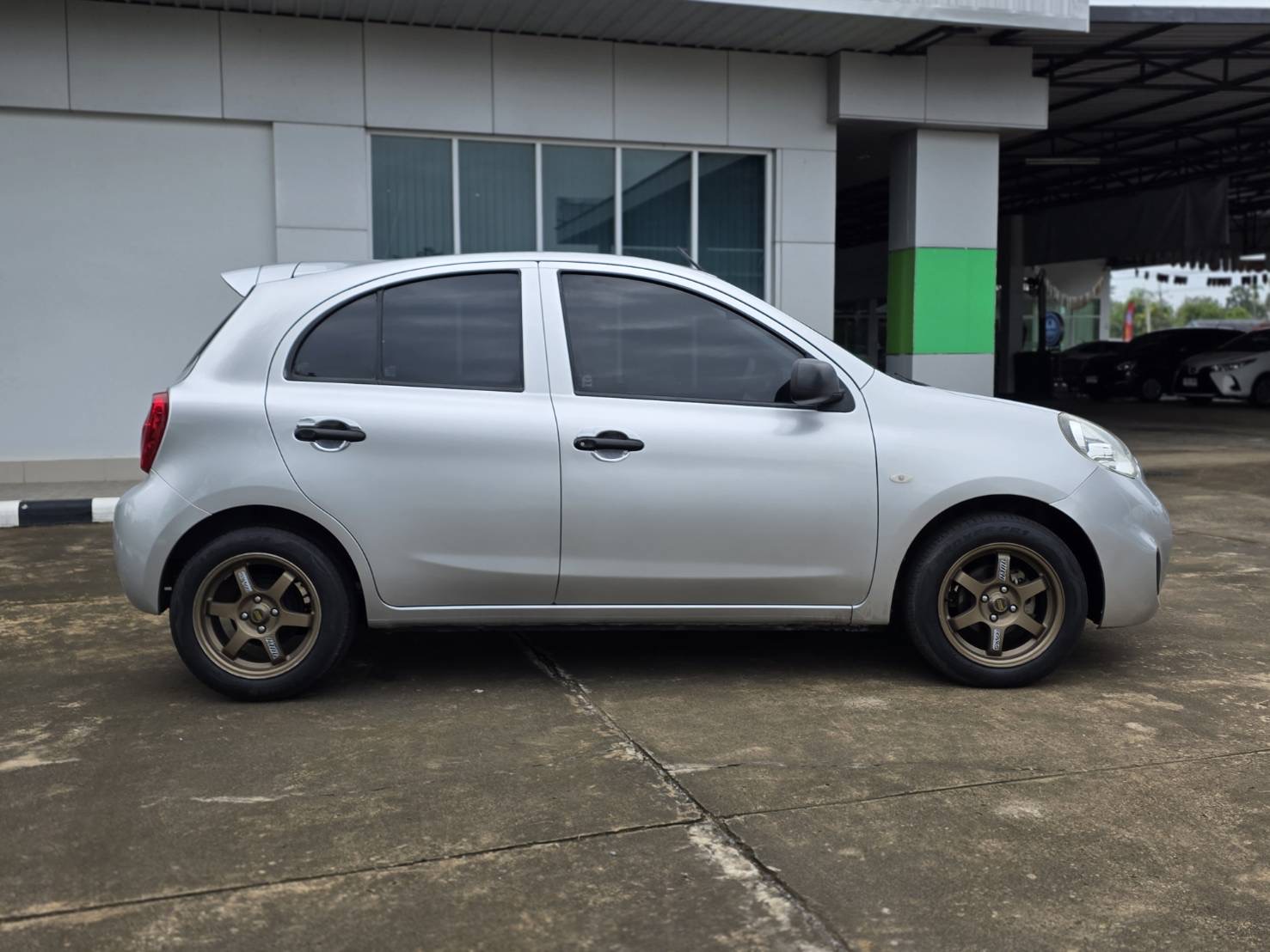 Car image 11
