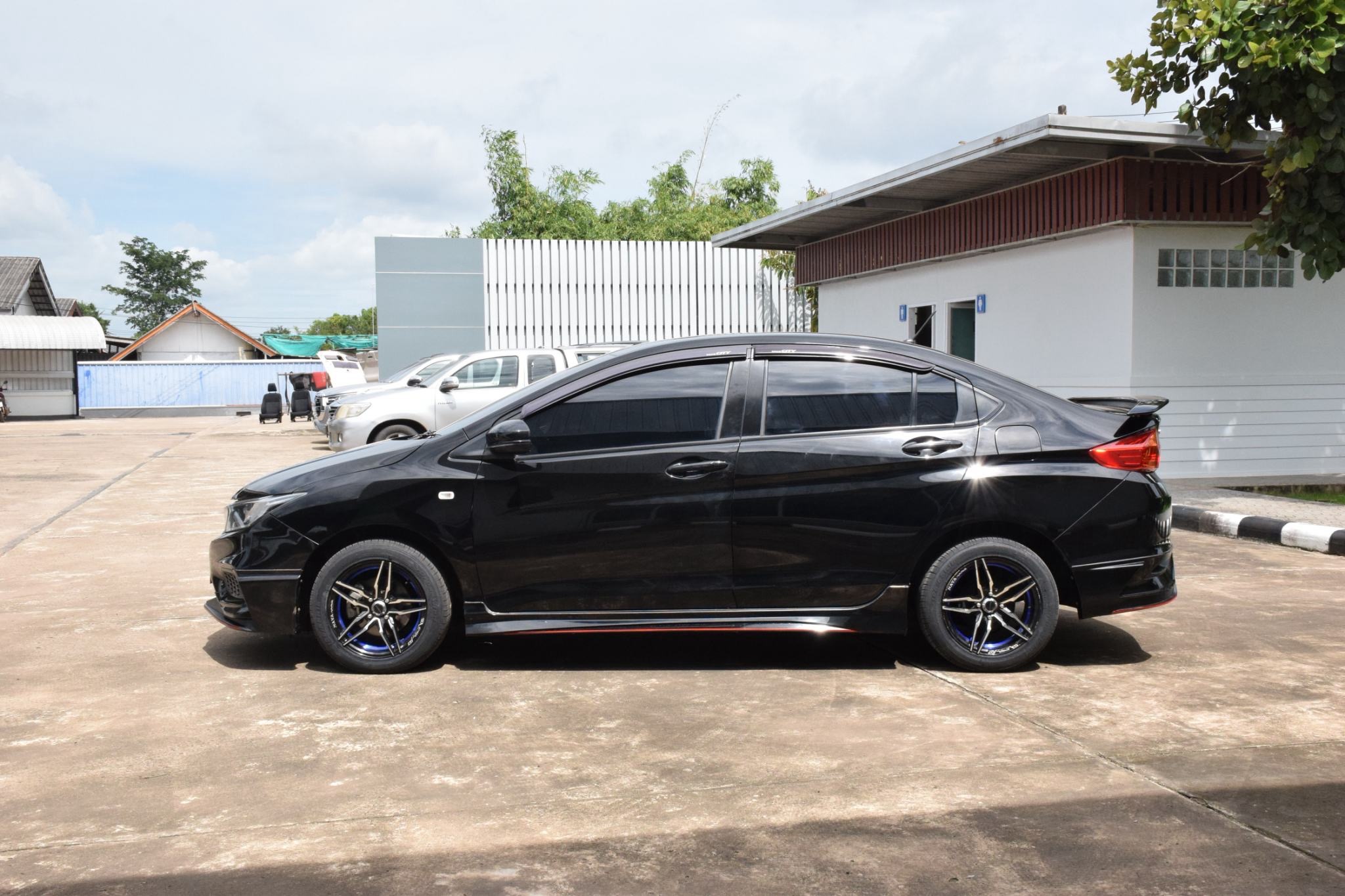 Car image 12