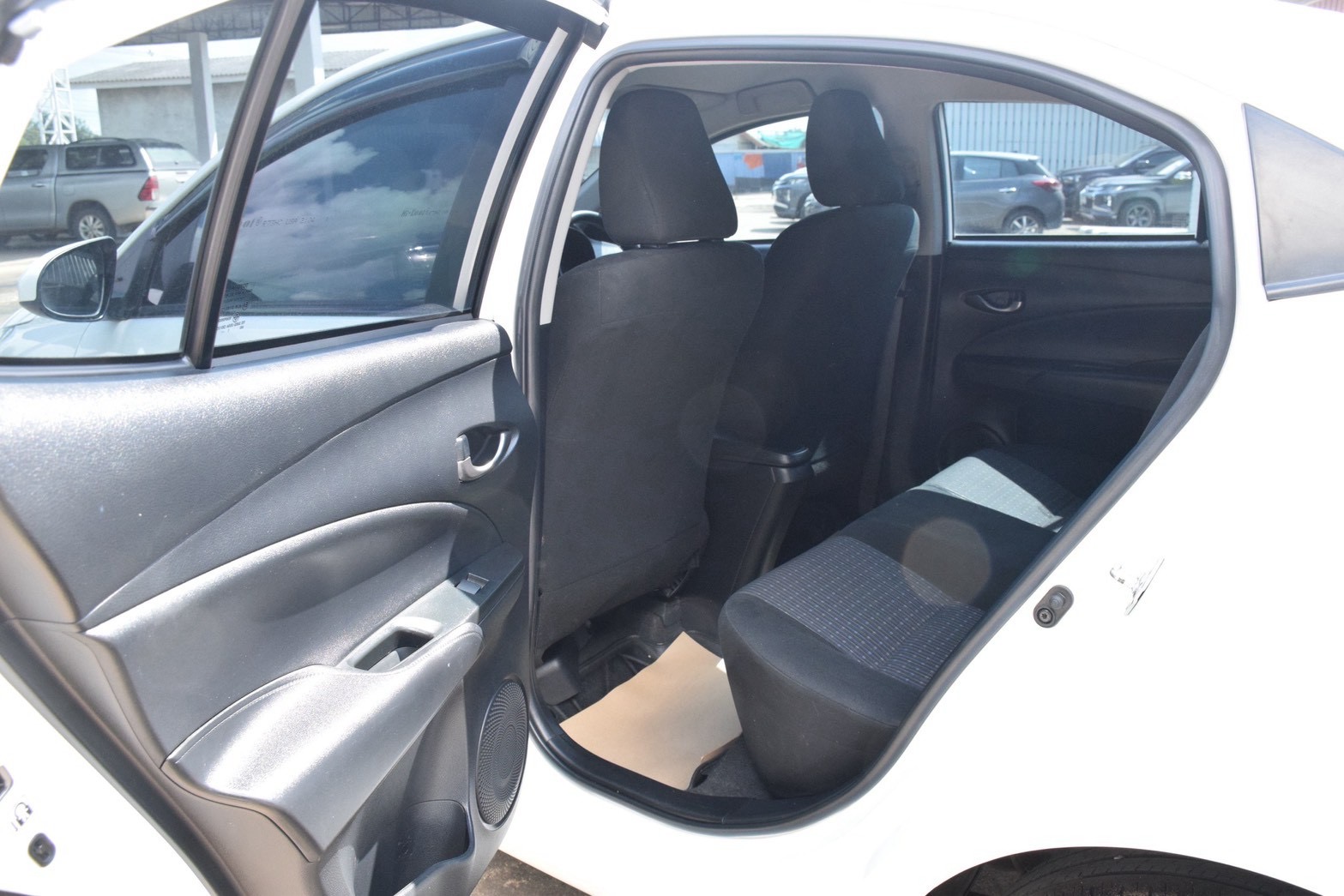 Car image 16