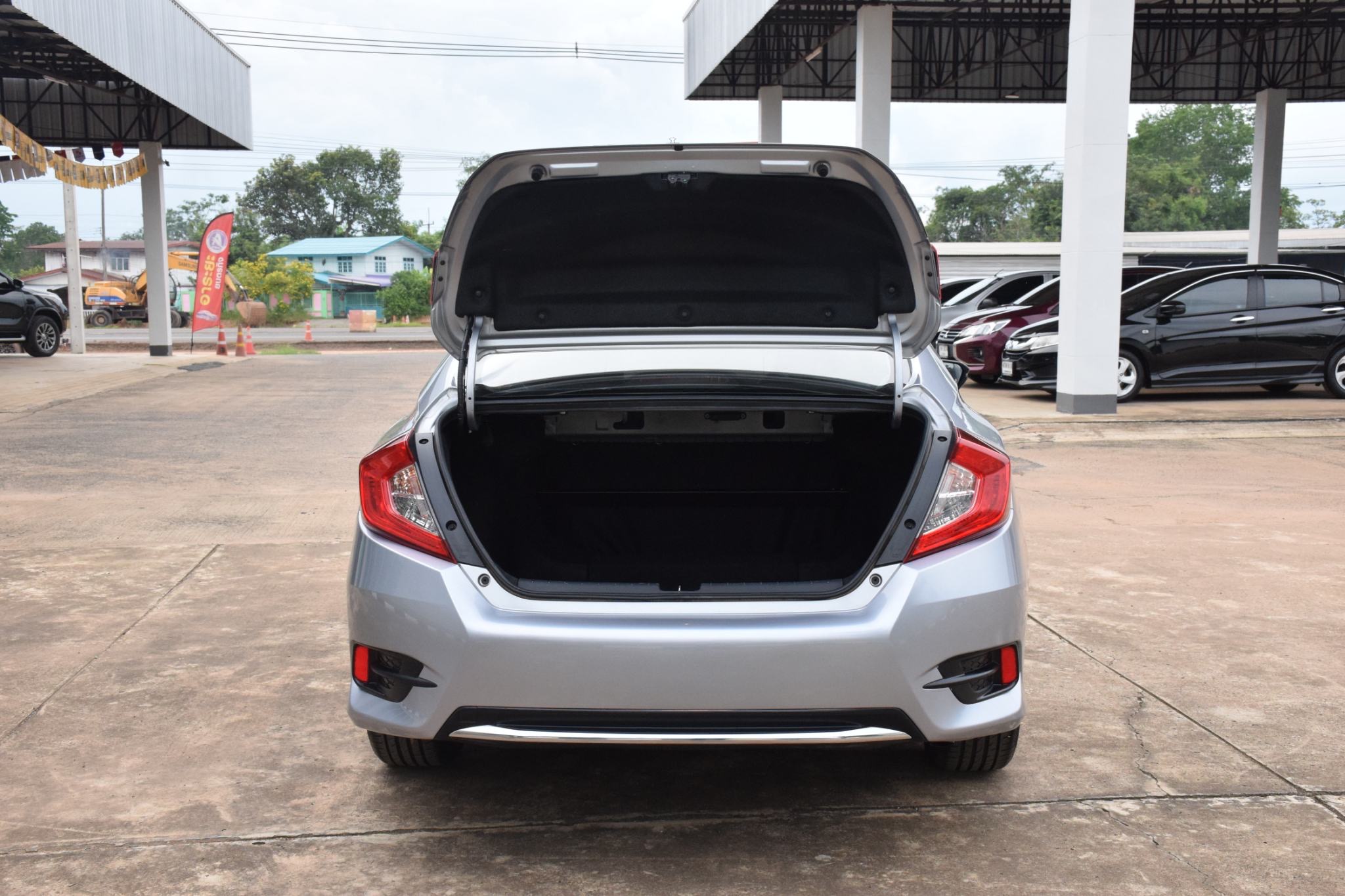 Car image 13