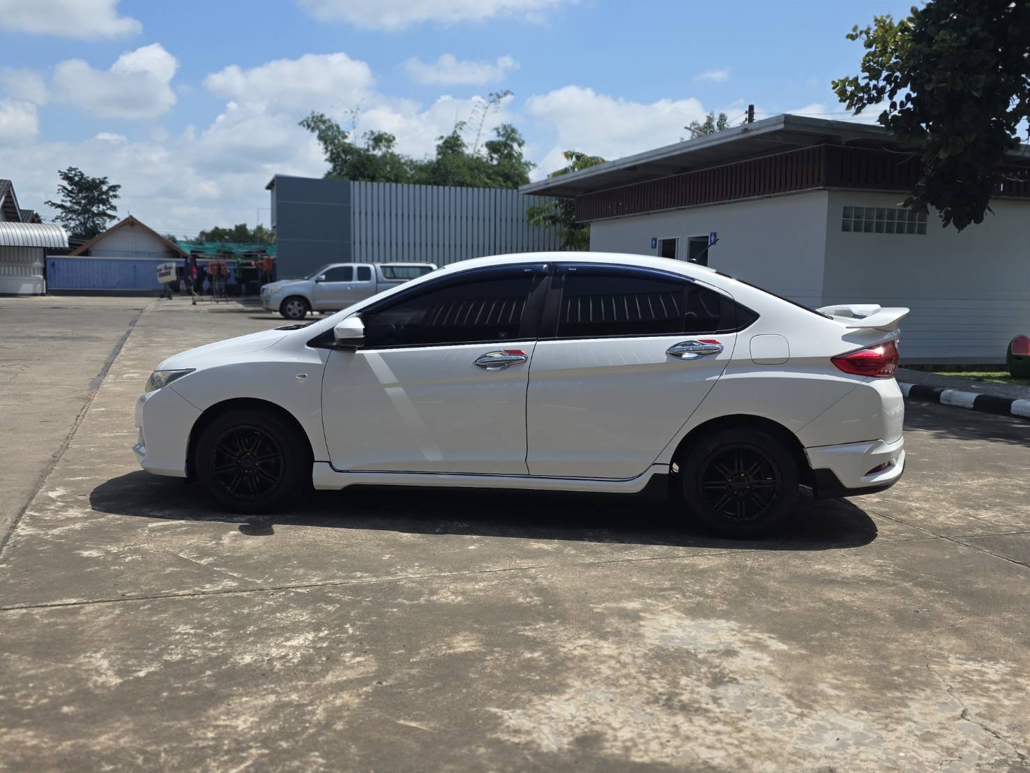 Car image 12