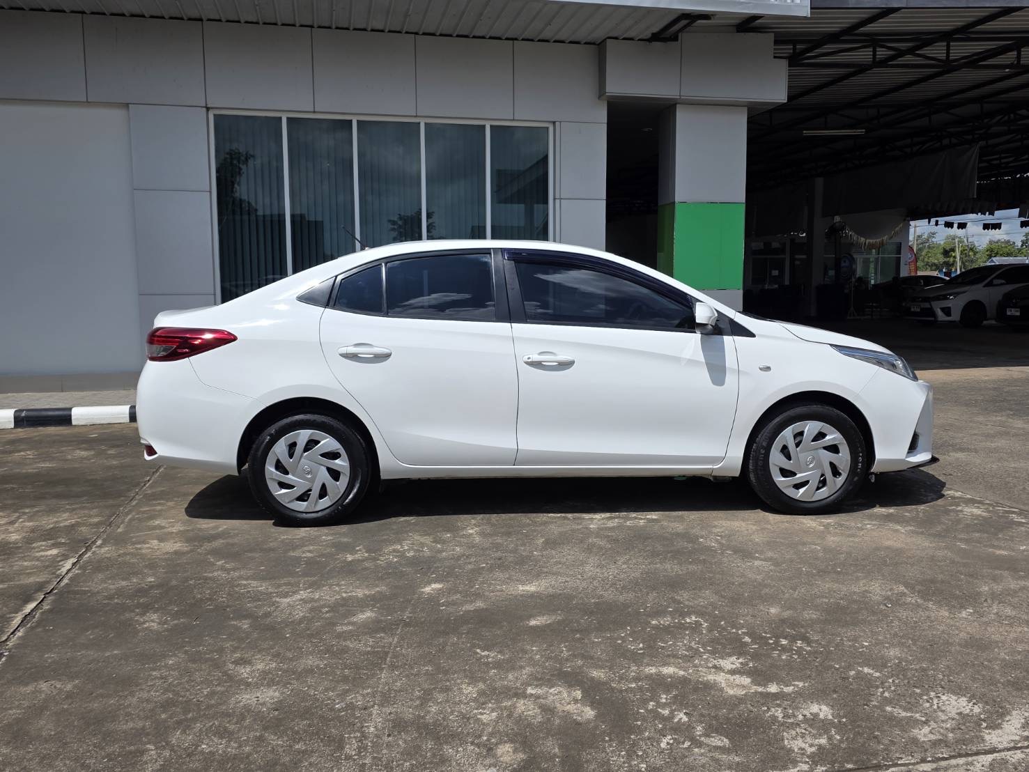 Car image 11