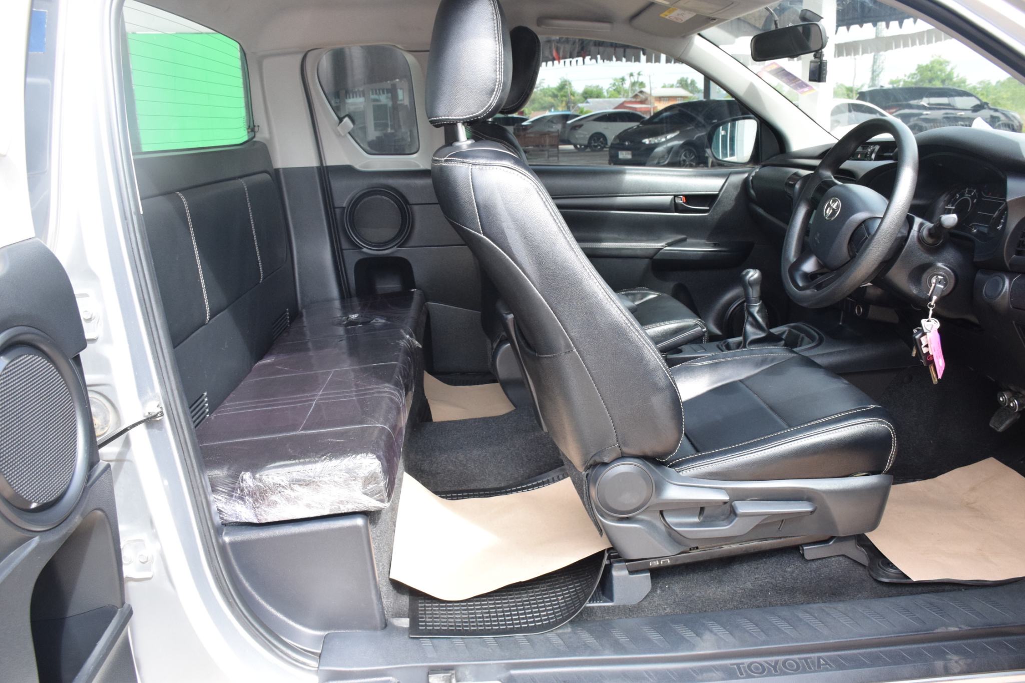 Car image 14