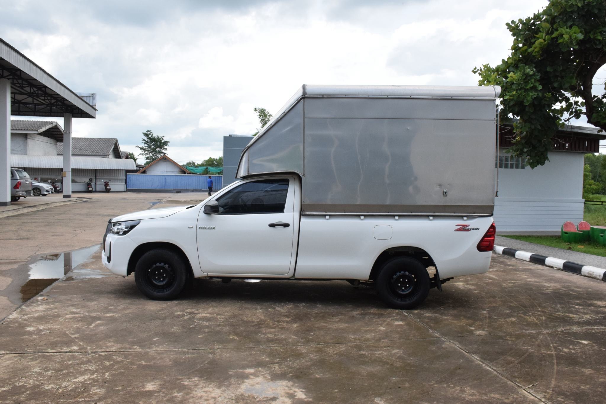 Car image 12