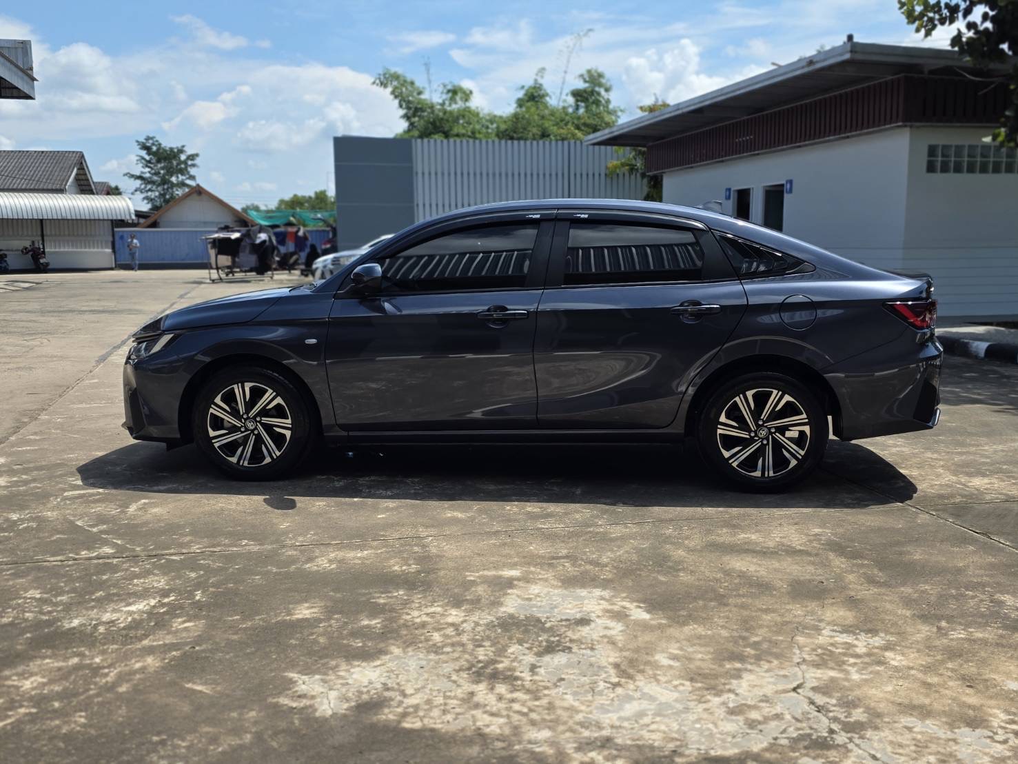 Car image 12