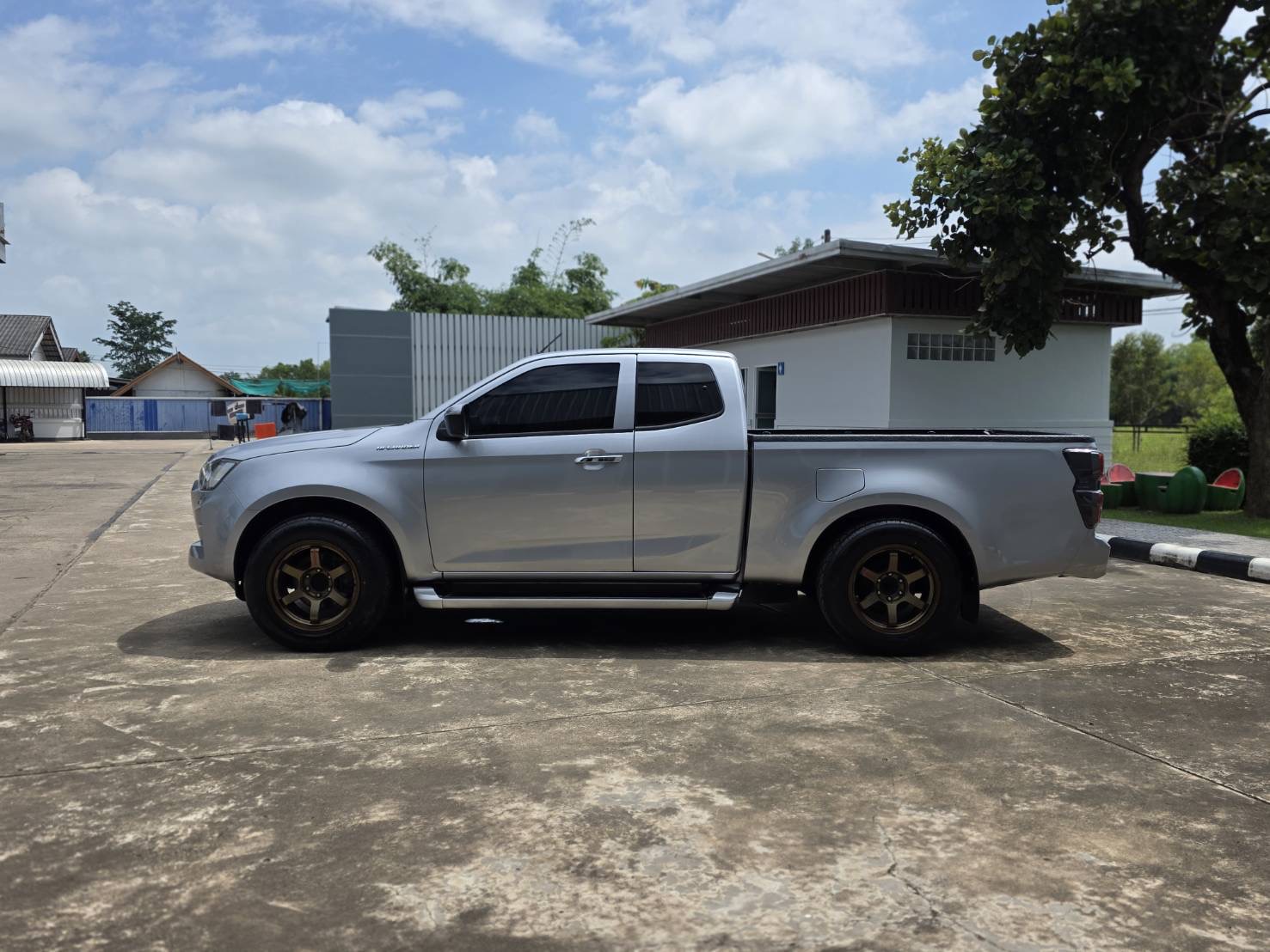 Car image 12