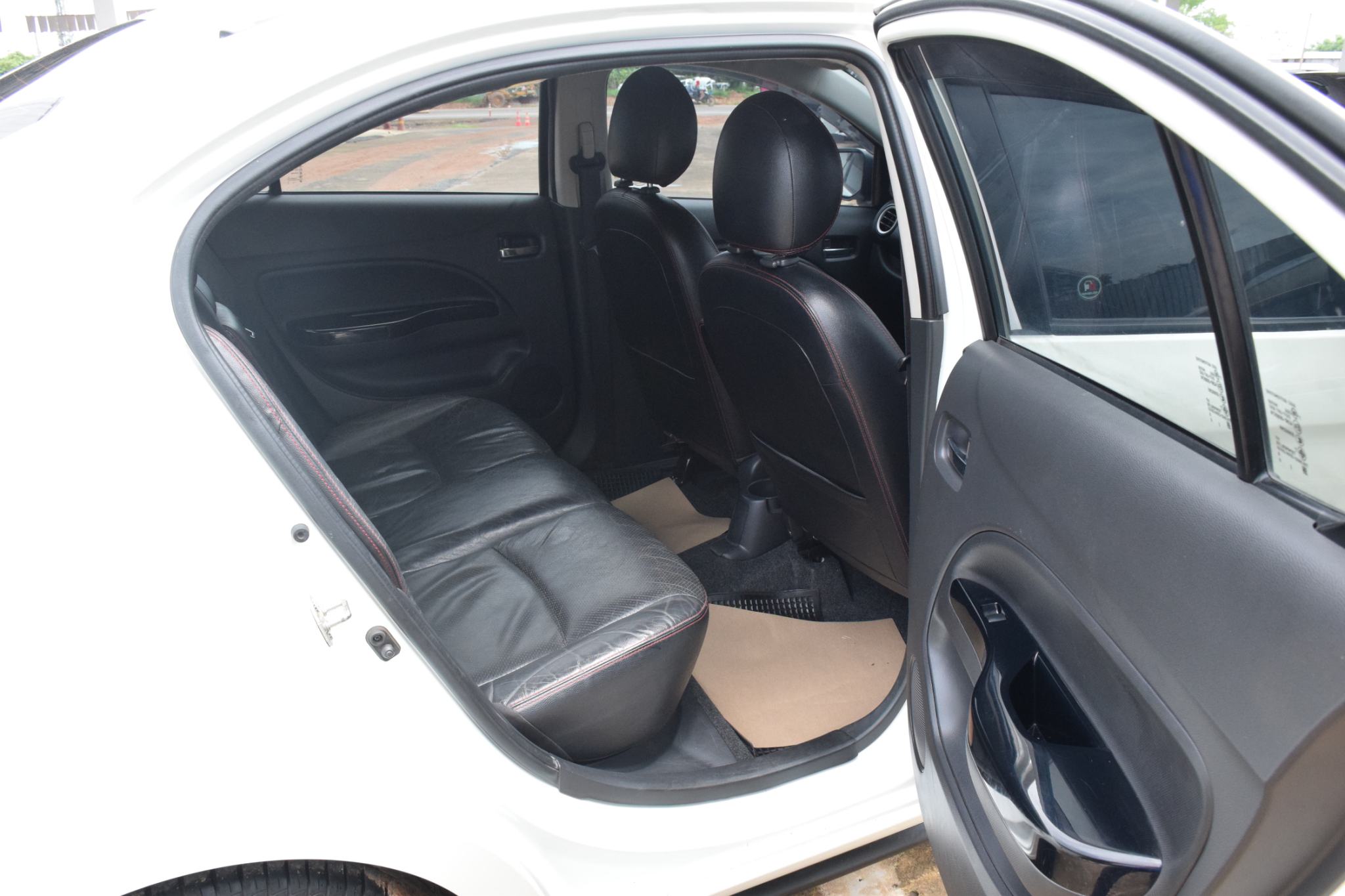 Car image 25