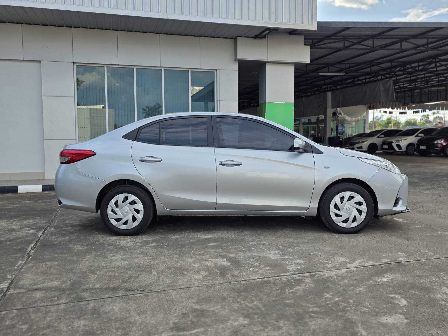 Car image 10