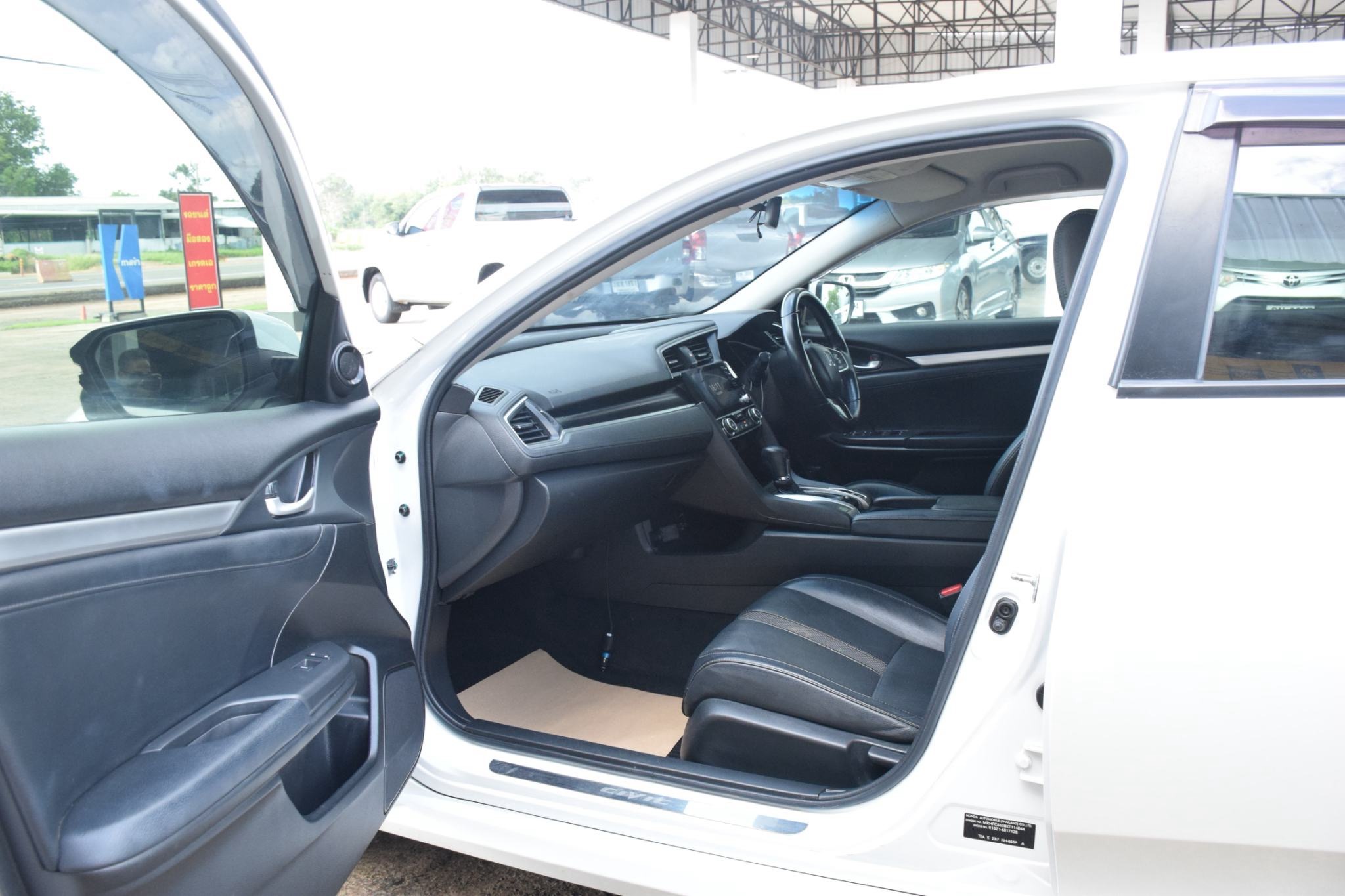 Car image 15