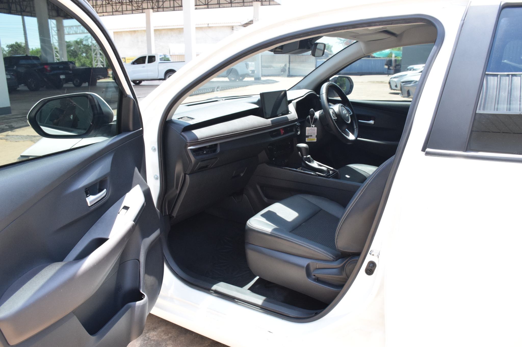 Car image 15