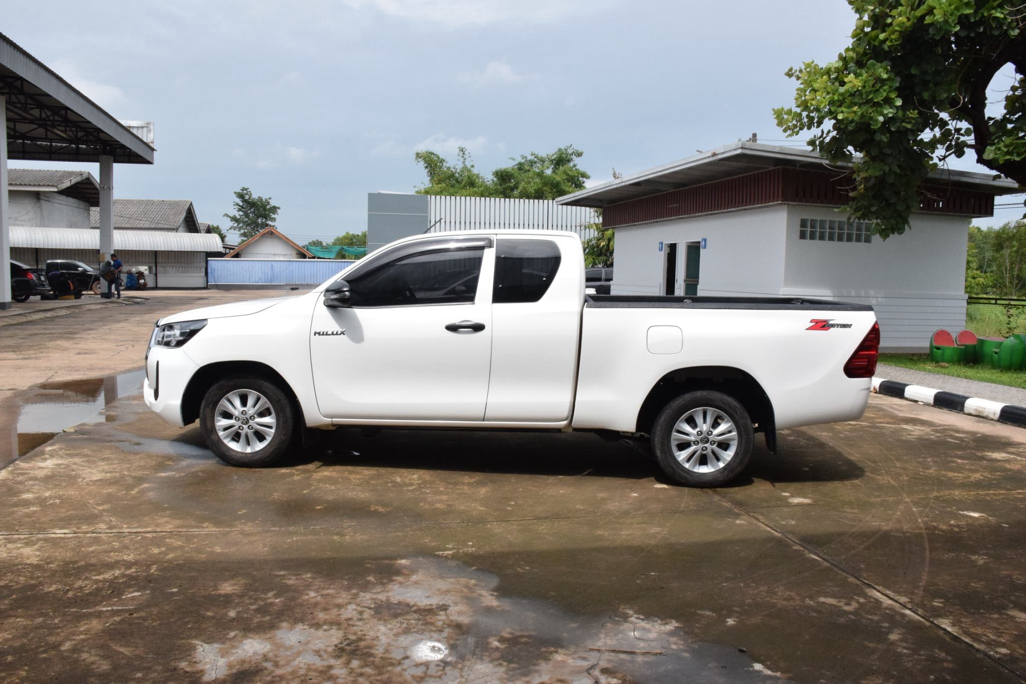 Car image 12