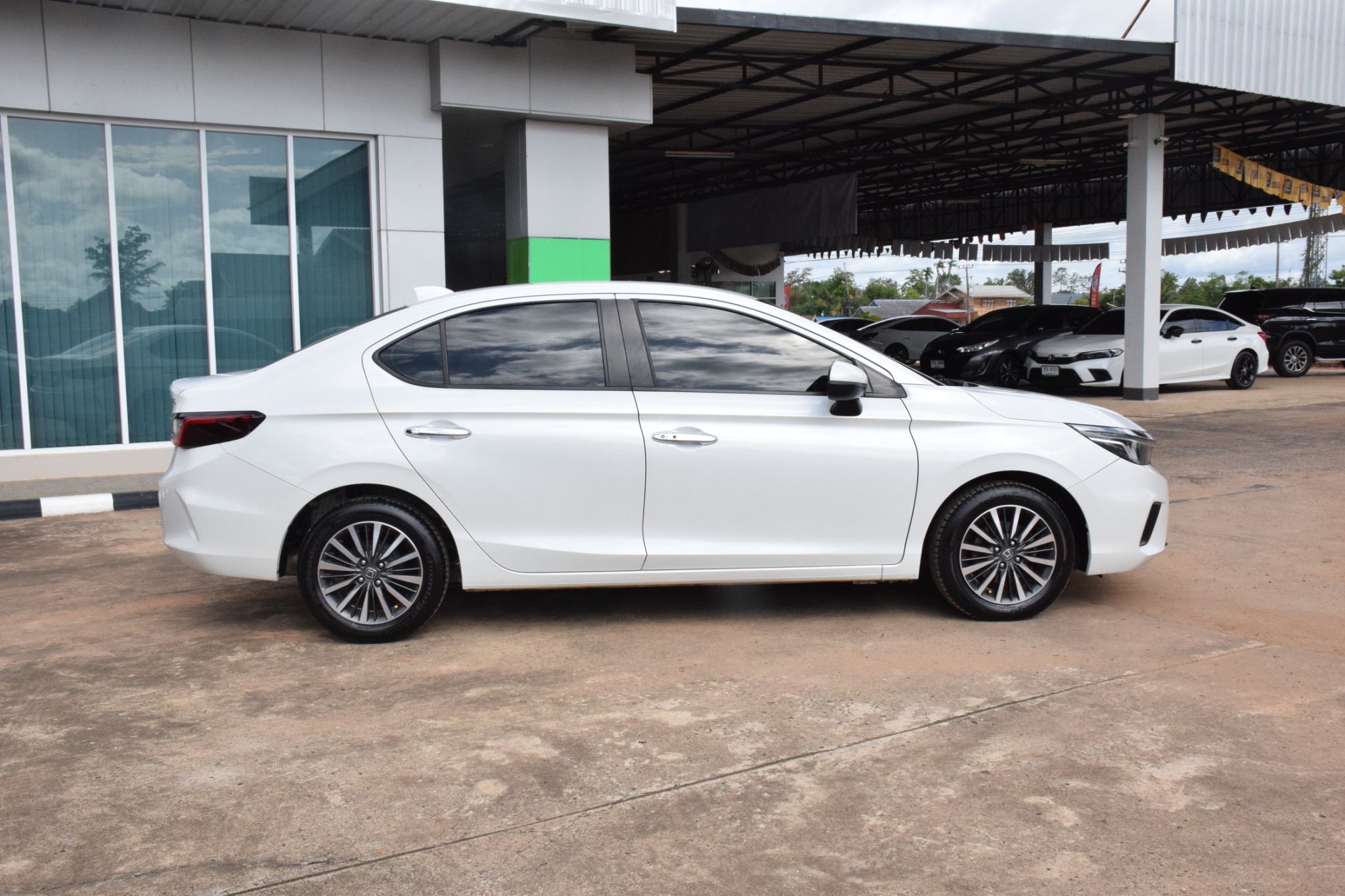 Car image 11