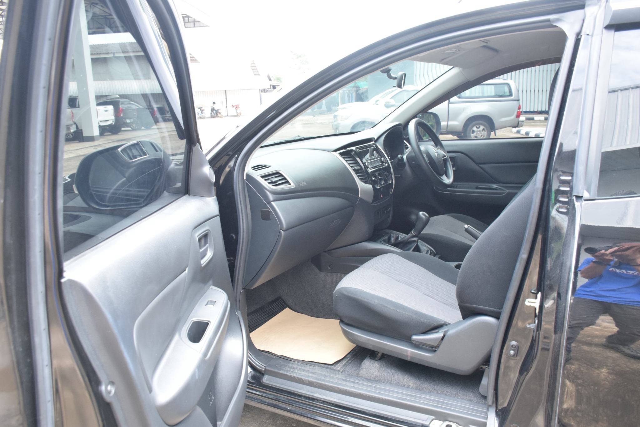Car image 15