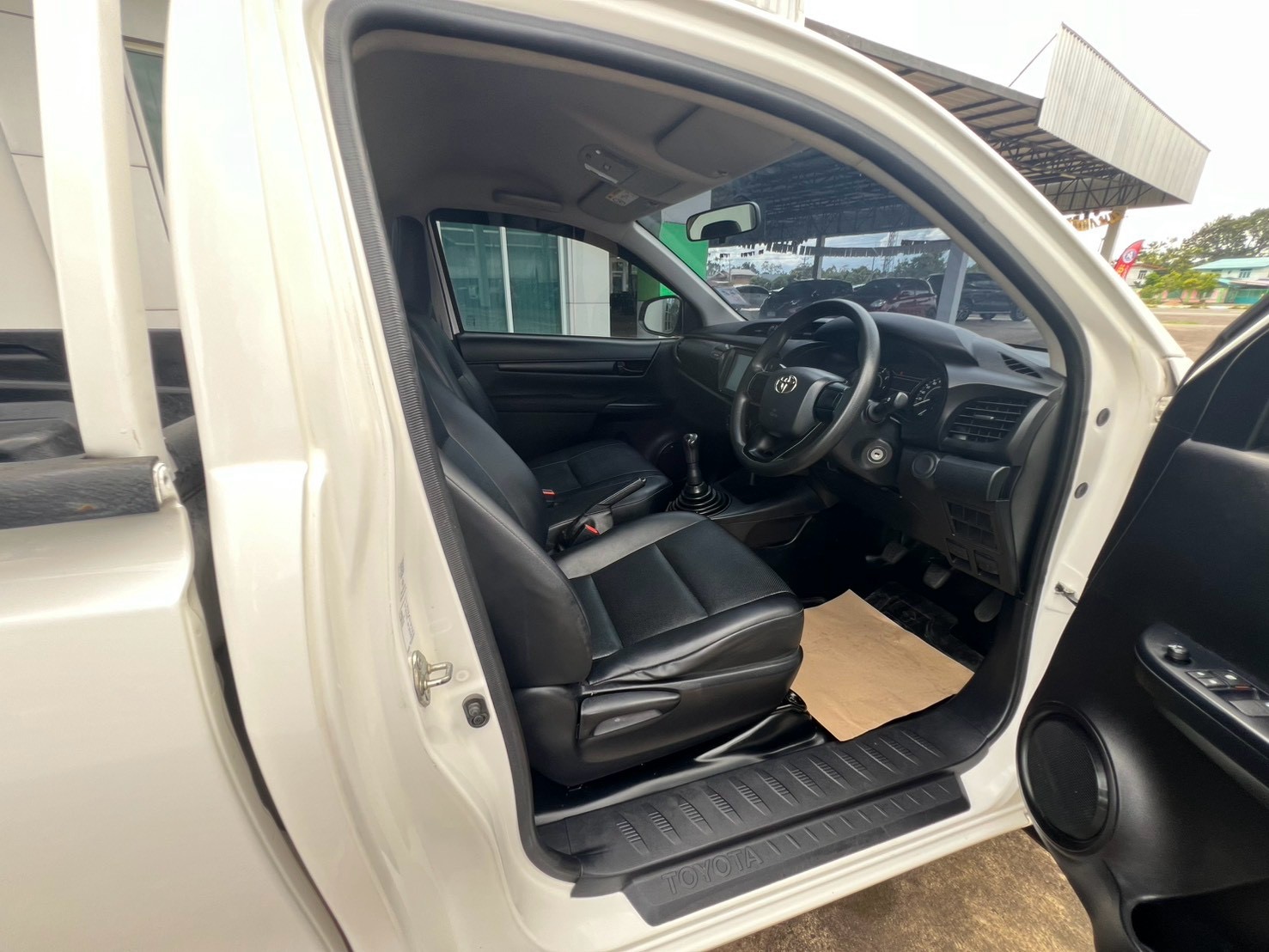 Car image 16