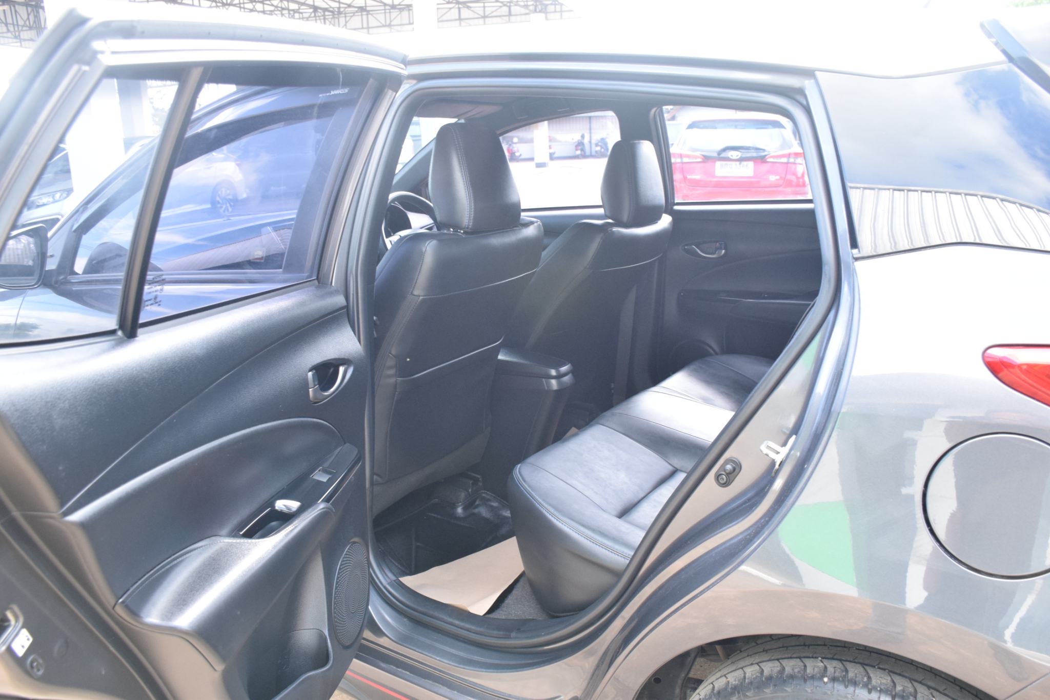 Car image 17