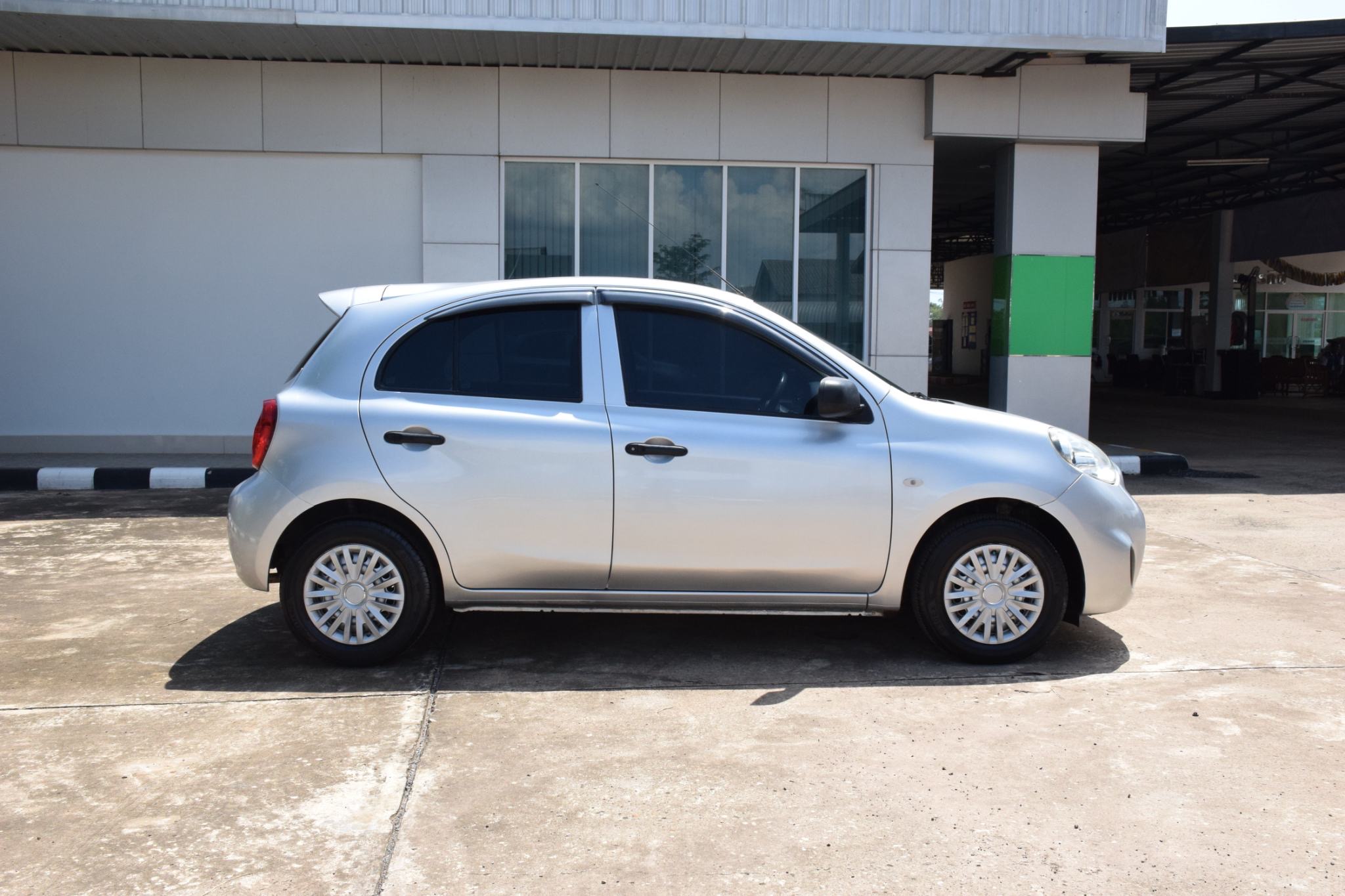 Car image 11