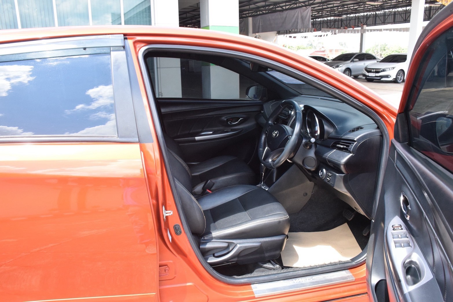 Car image 13
