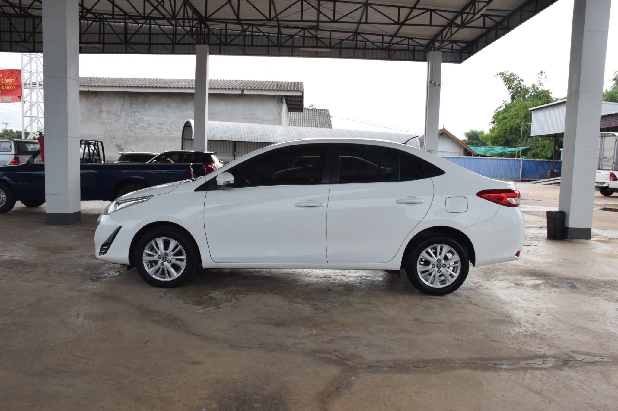 Car image 12