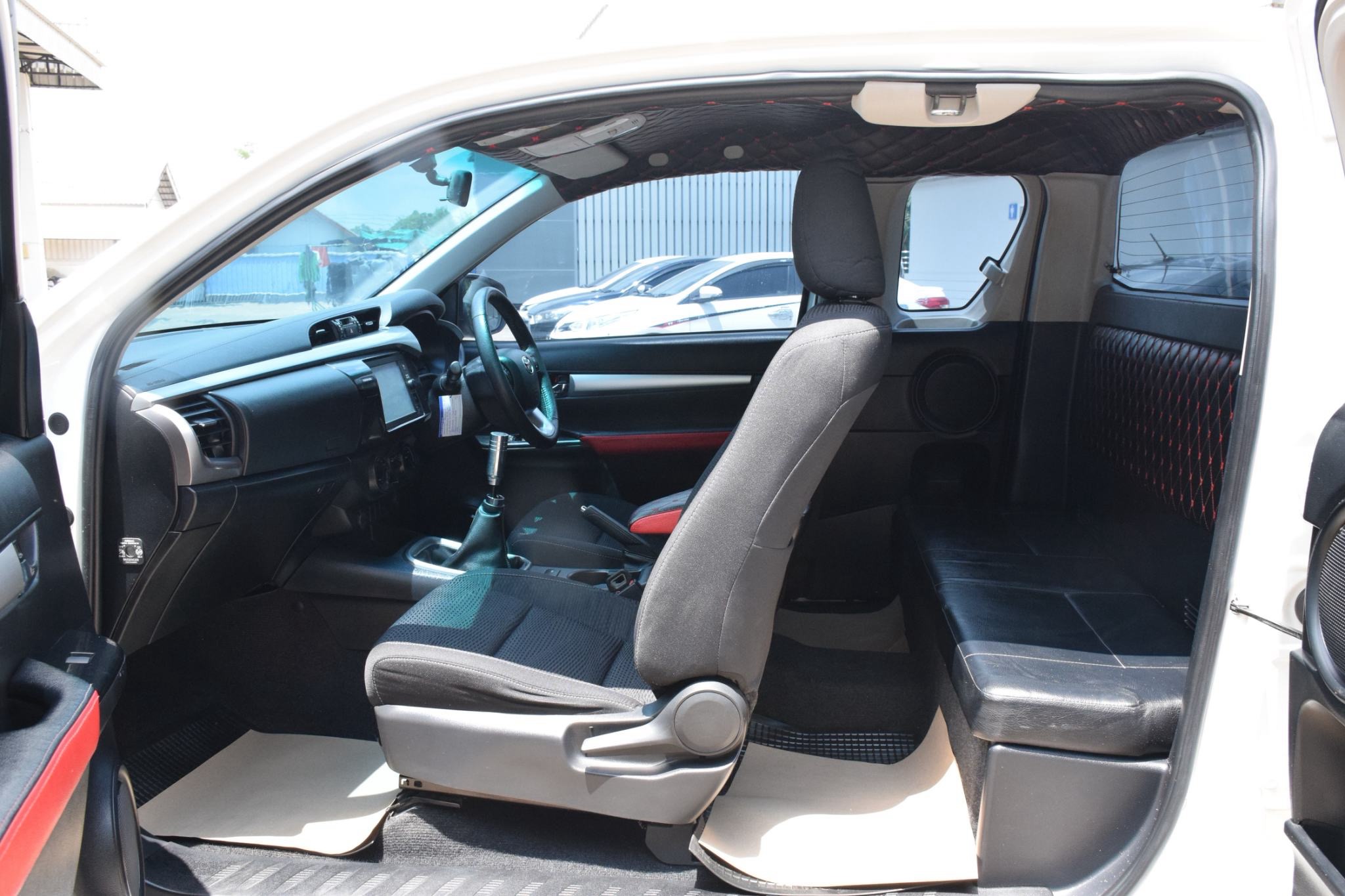Car image 16