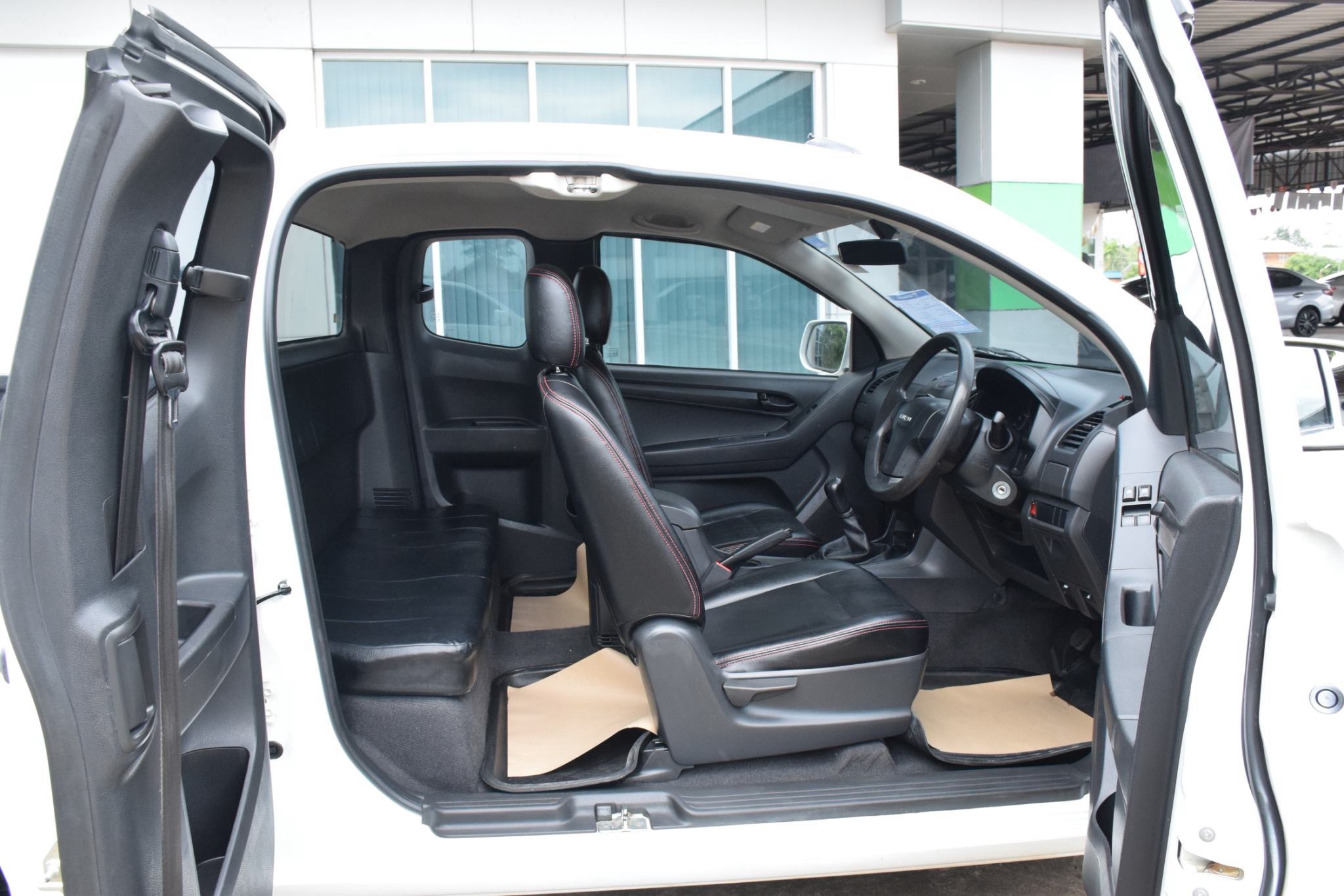 Car image 14