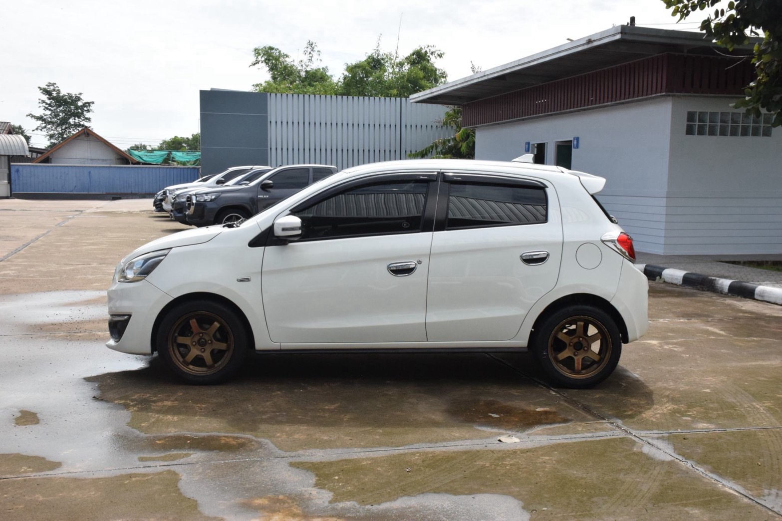 Car image 12