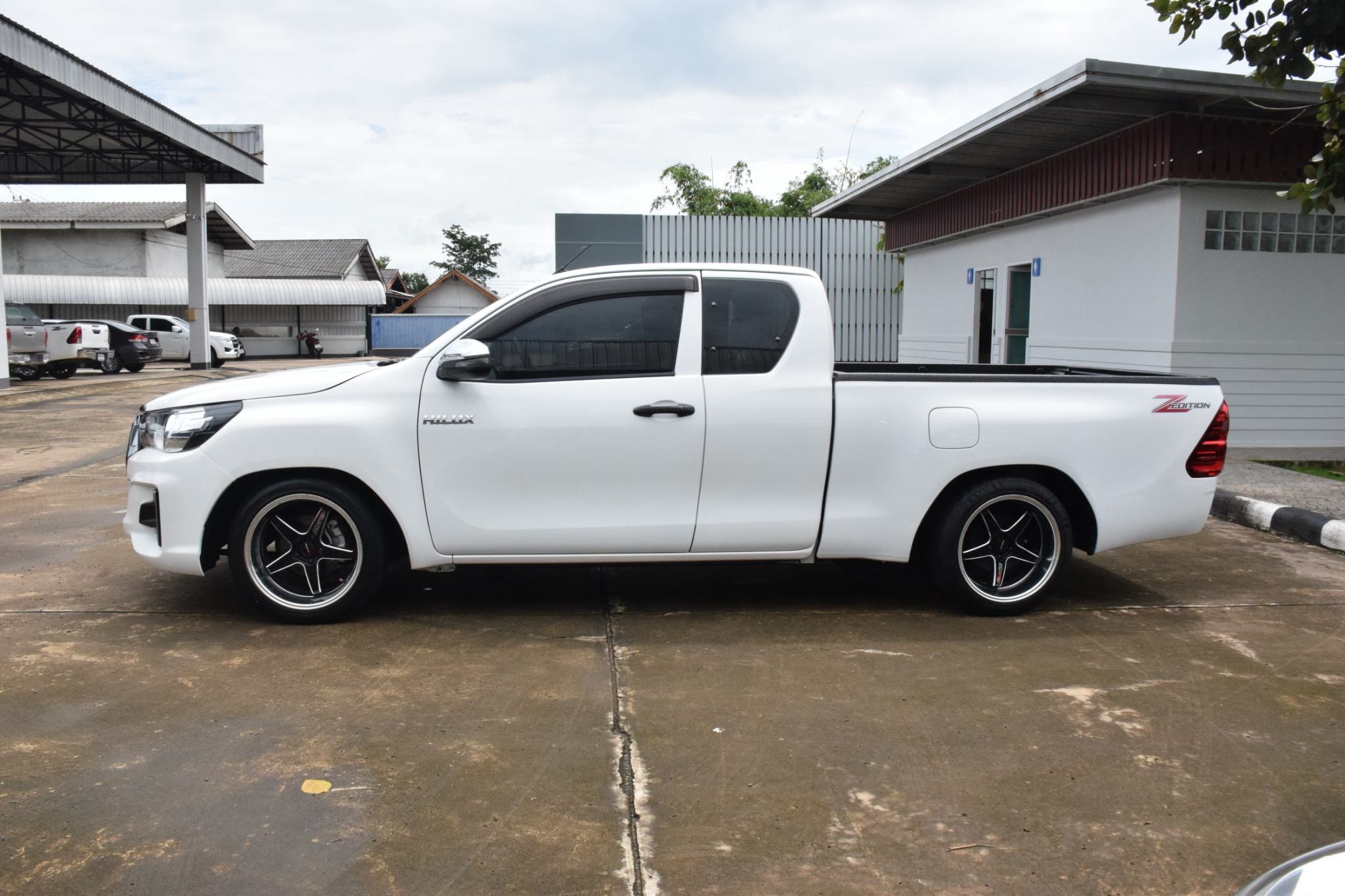 Car image 12