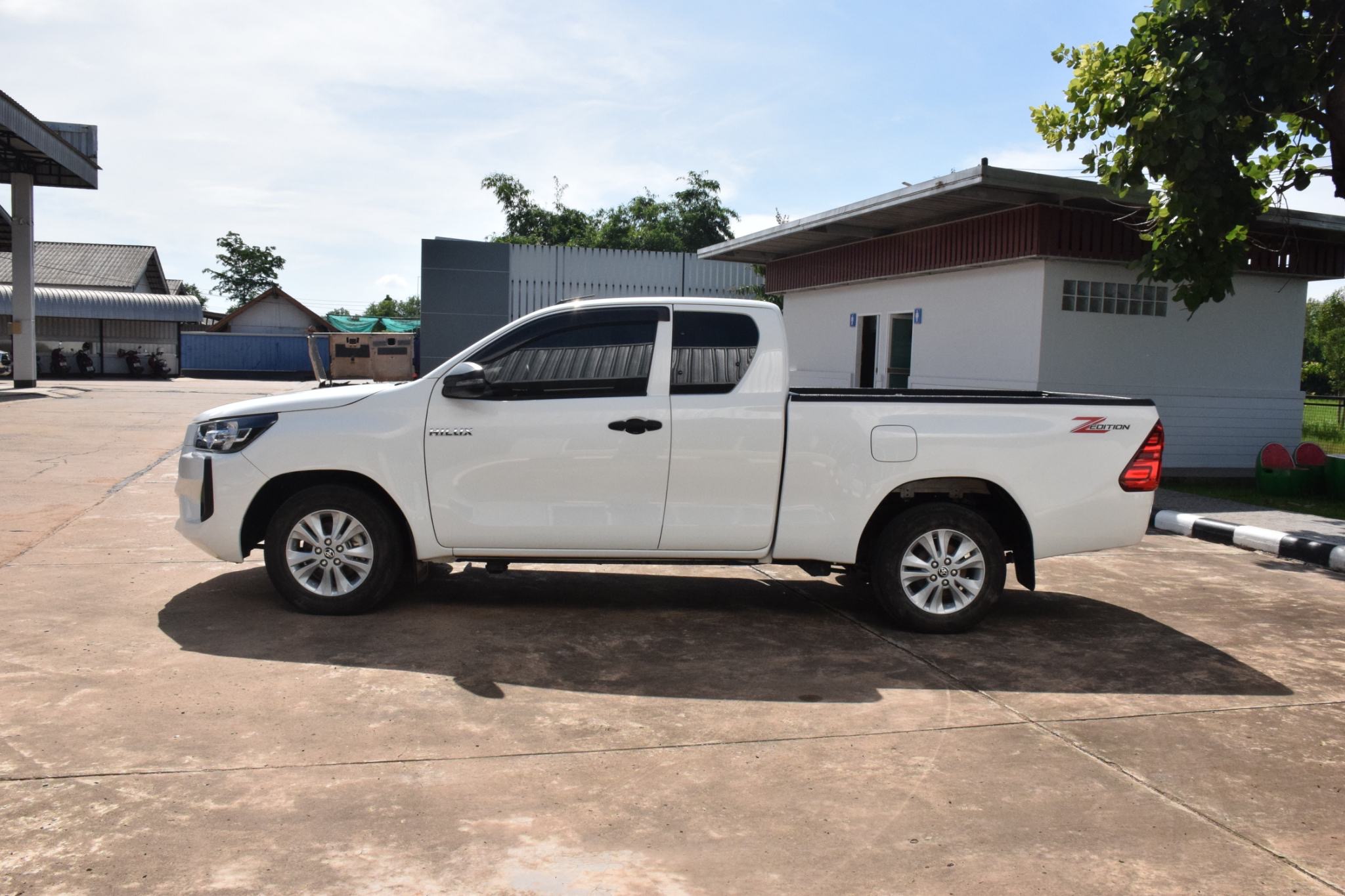 Car image 12