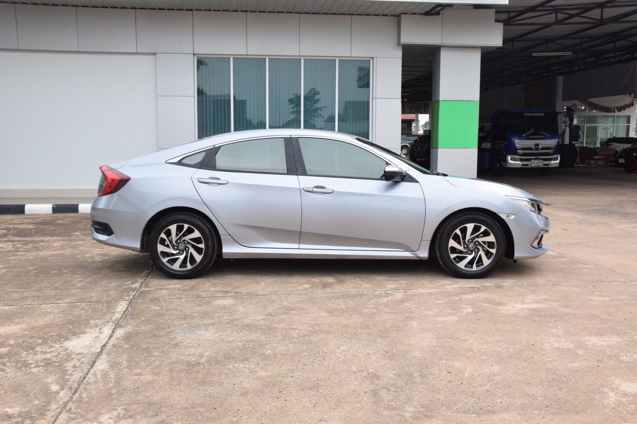 Car image 11