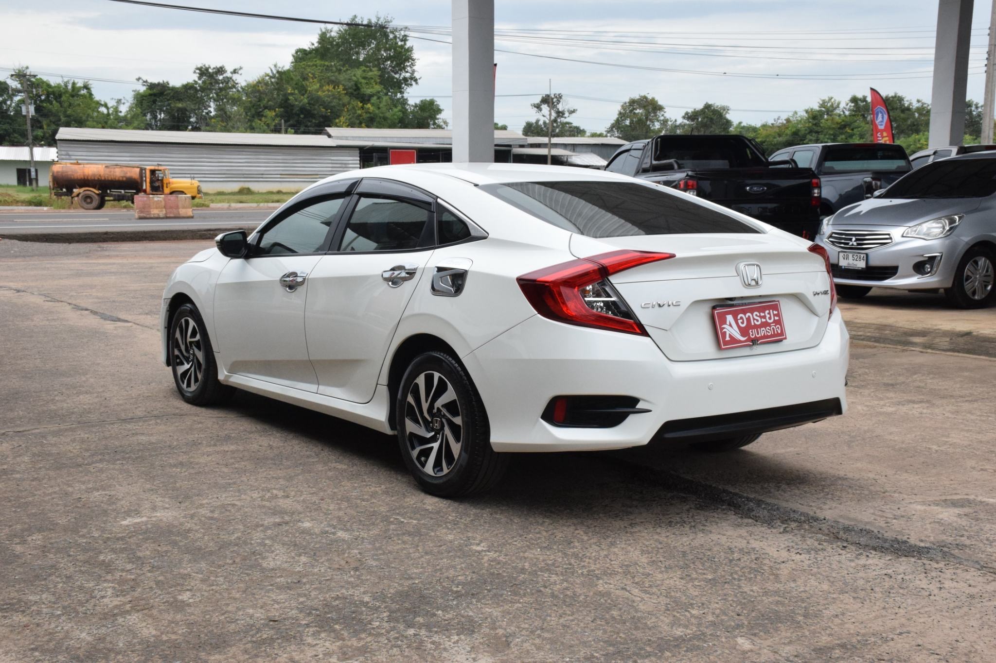 Car image 10