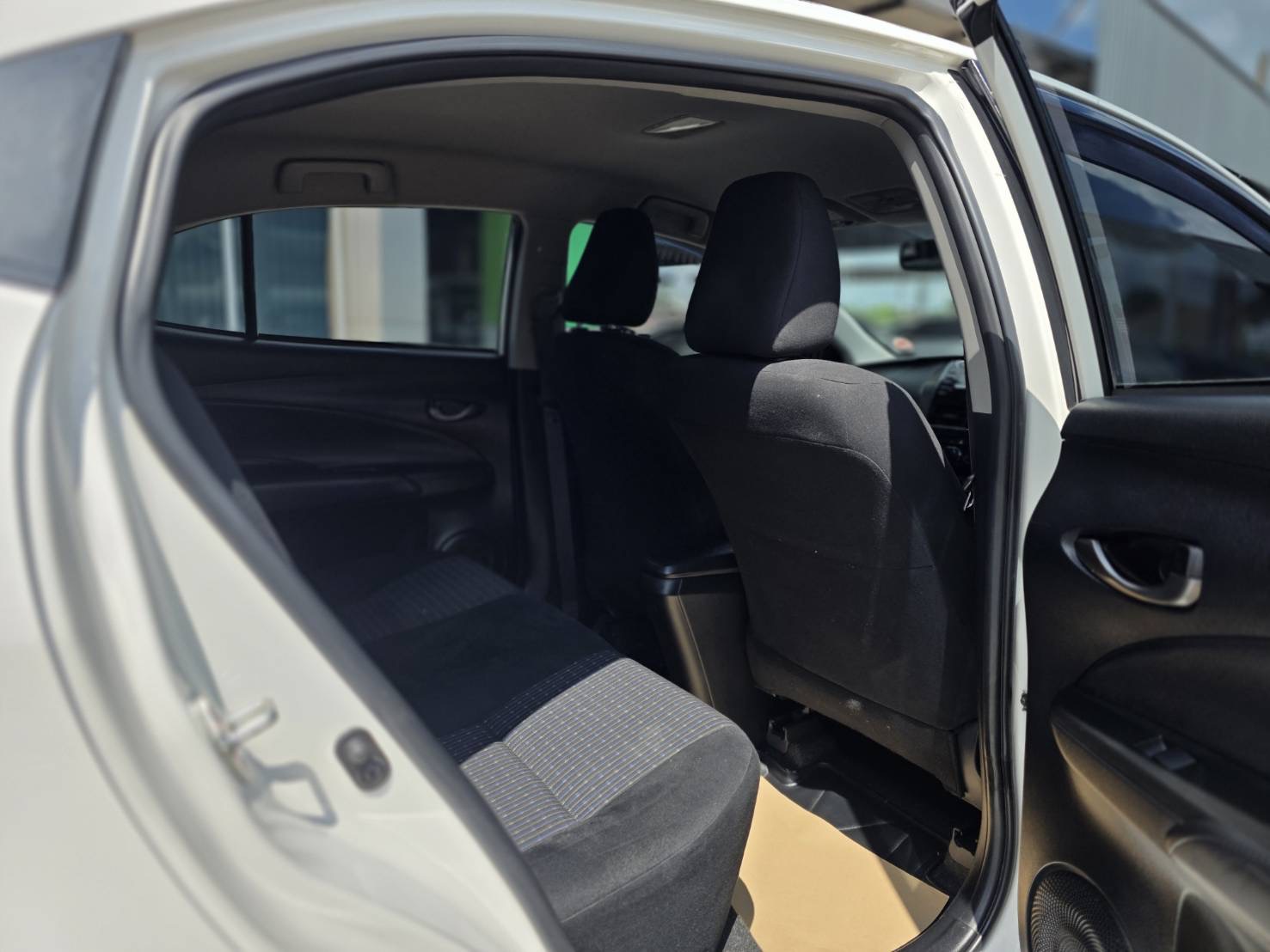 Car image 14
