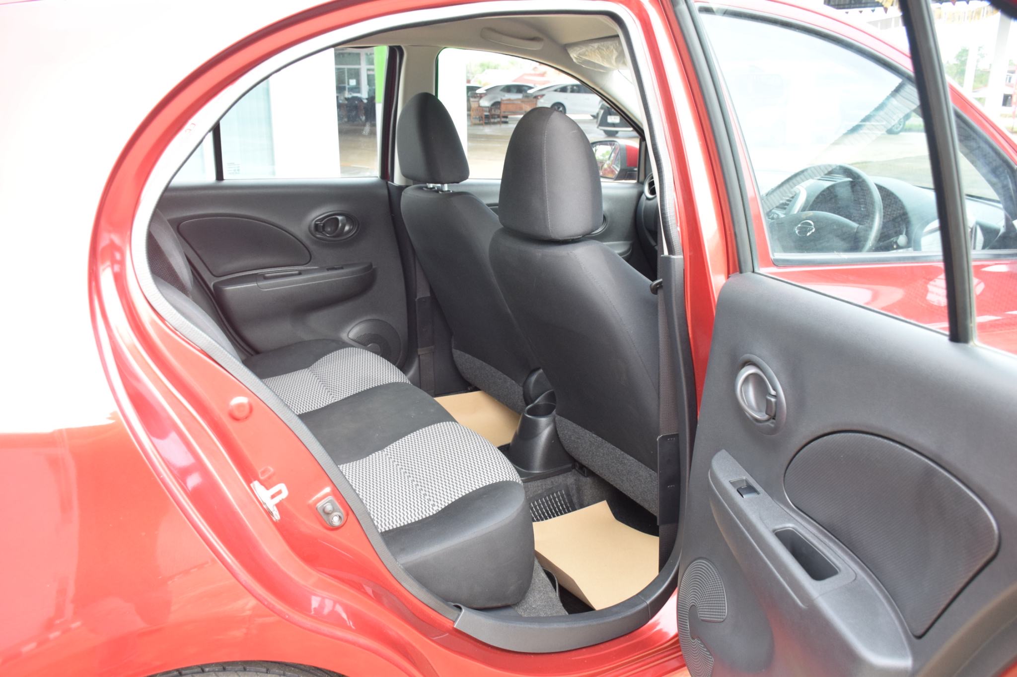 Car image 14