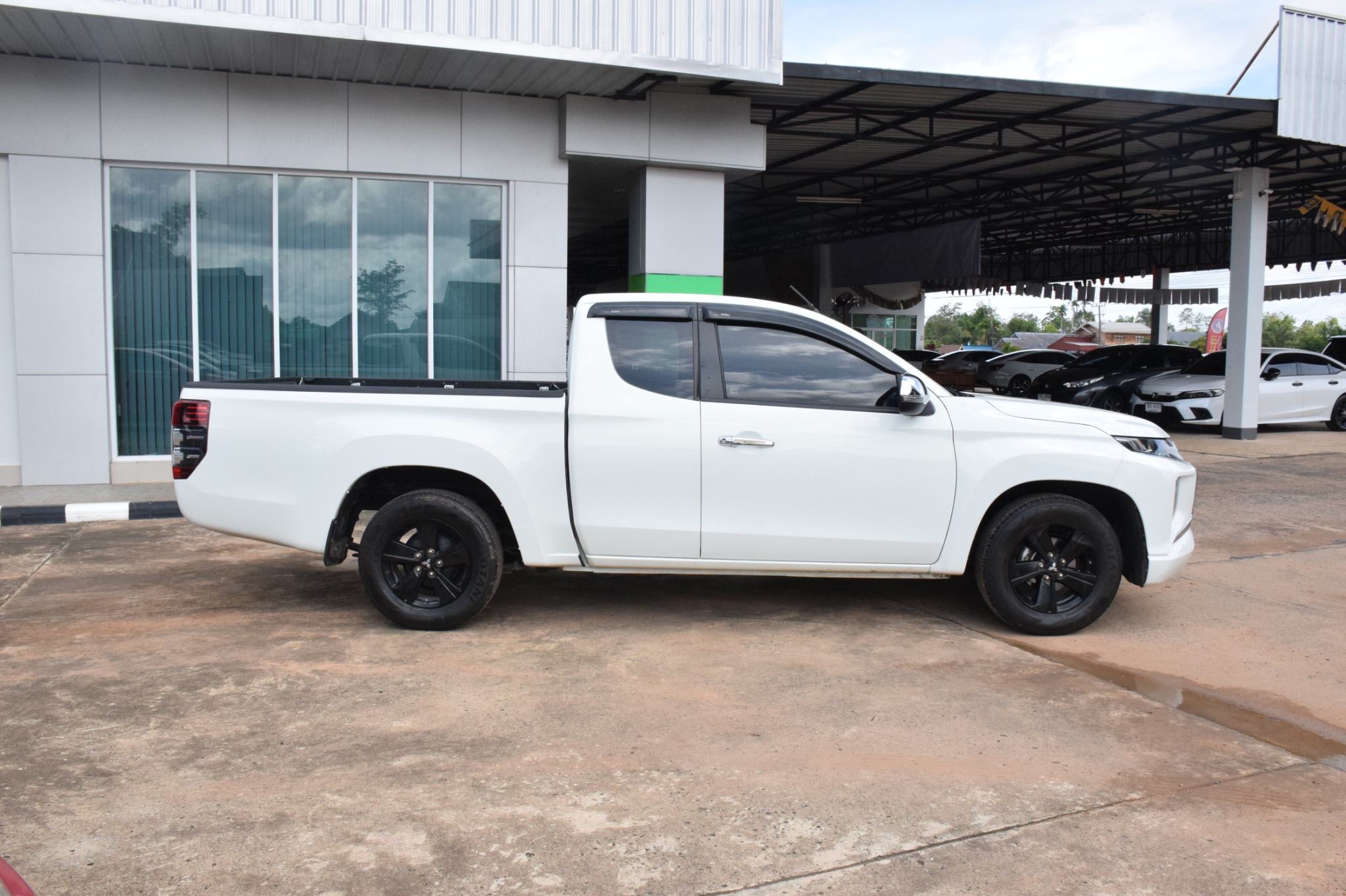 Car image 11